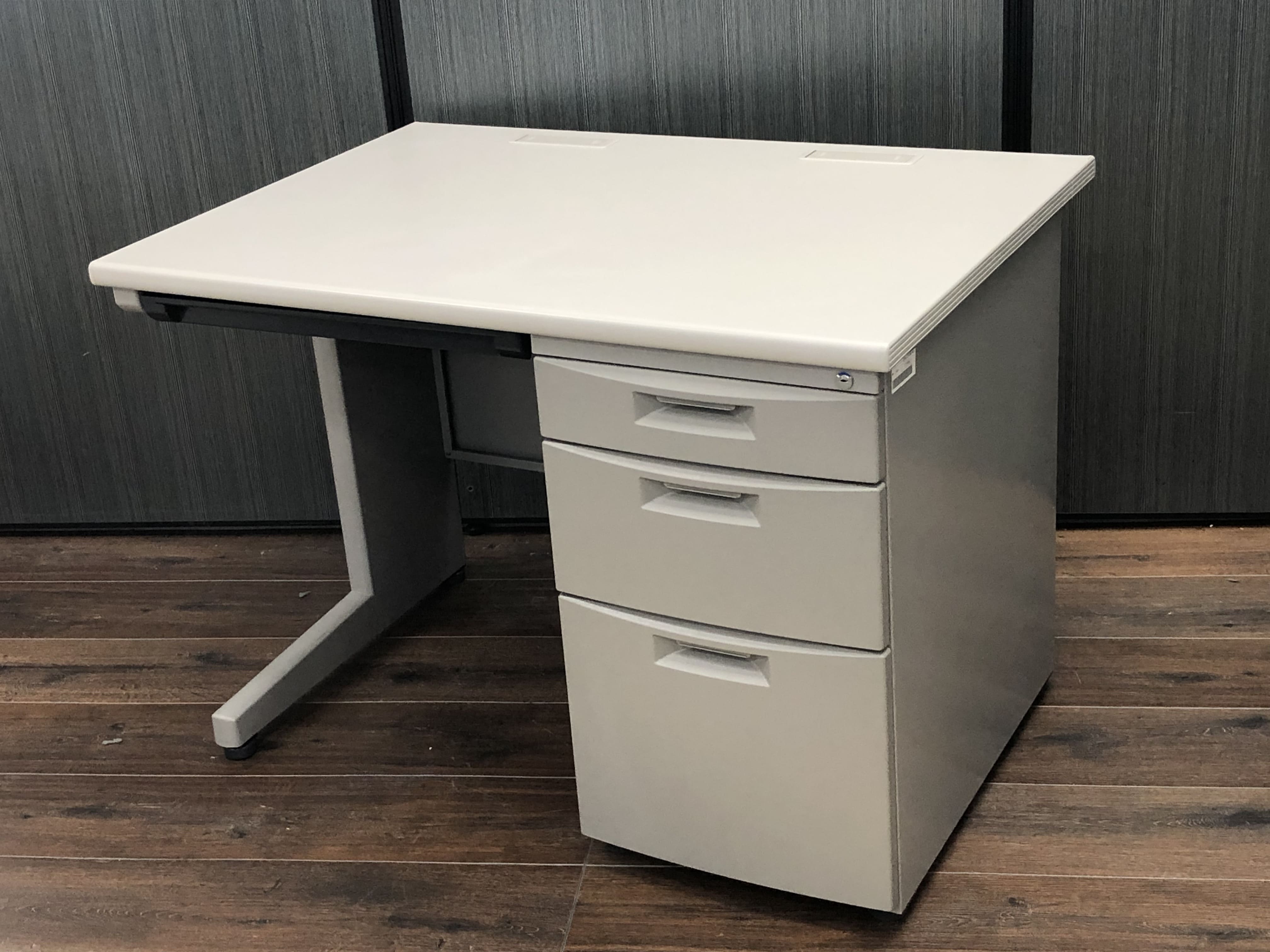 【6台入荷】耐久性は十二分！まずはこのサイズから【A00868013】
                        CZデスク
                                    中古
            