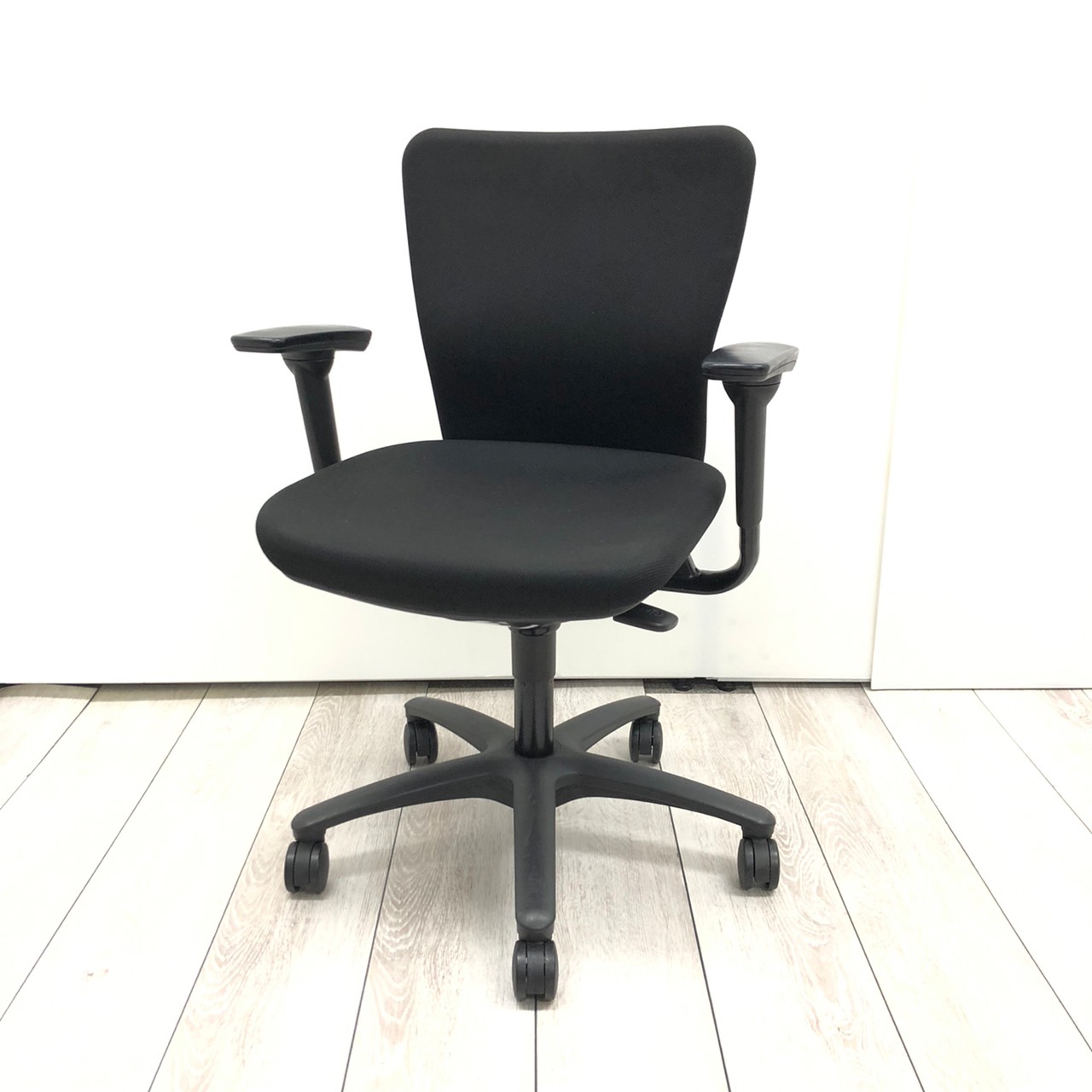 【快適な座り心地とフィット感】カロッツァ【快適な可動式肘置き付き】
                        カロッツァチェア
                                    中古
            