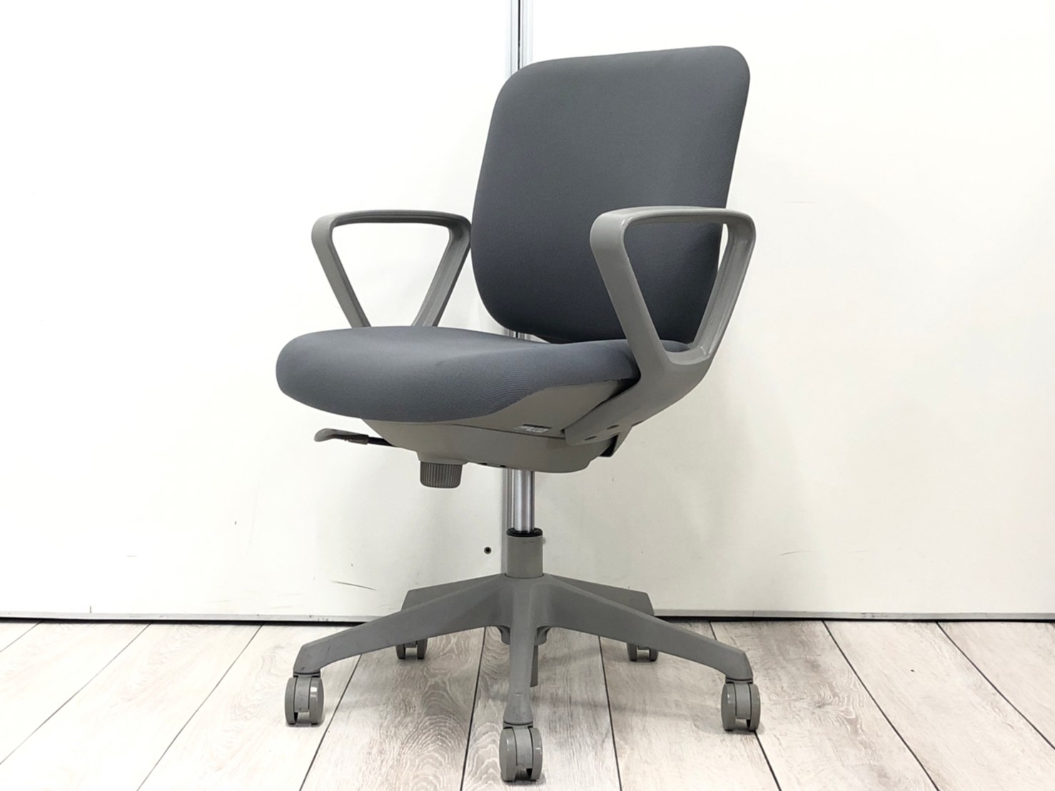 【14脚入荷】低価格帯の大定番チェア！厚めの座面！入替や新規事務所に是非【J5】　■オカムラ/CG-R/グレー
                        CG-Rチェア
                                    中古
            