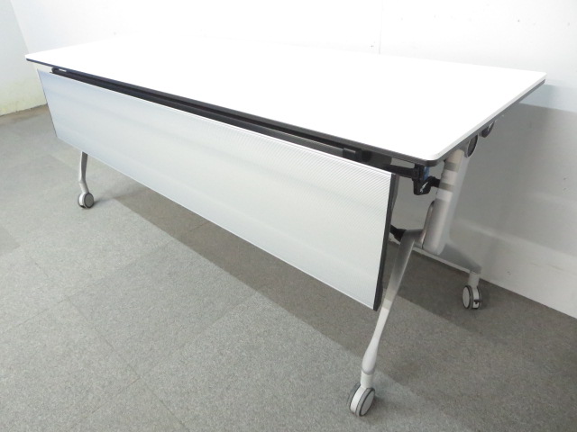 【スタイリッシュなデザイン！】■オカムラ製　サイドスタックテーブル　W1500×D600mmタイプ　ホワイト　幕板付き【在庫入替】A00871930
                        インターアクトNT
                                    中古
            