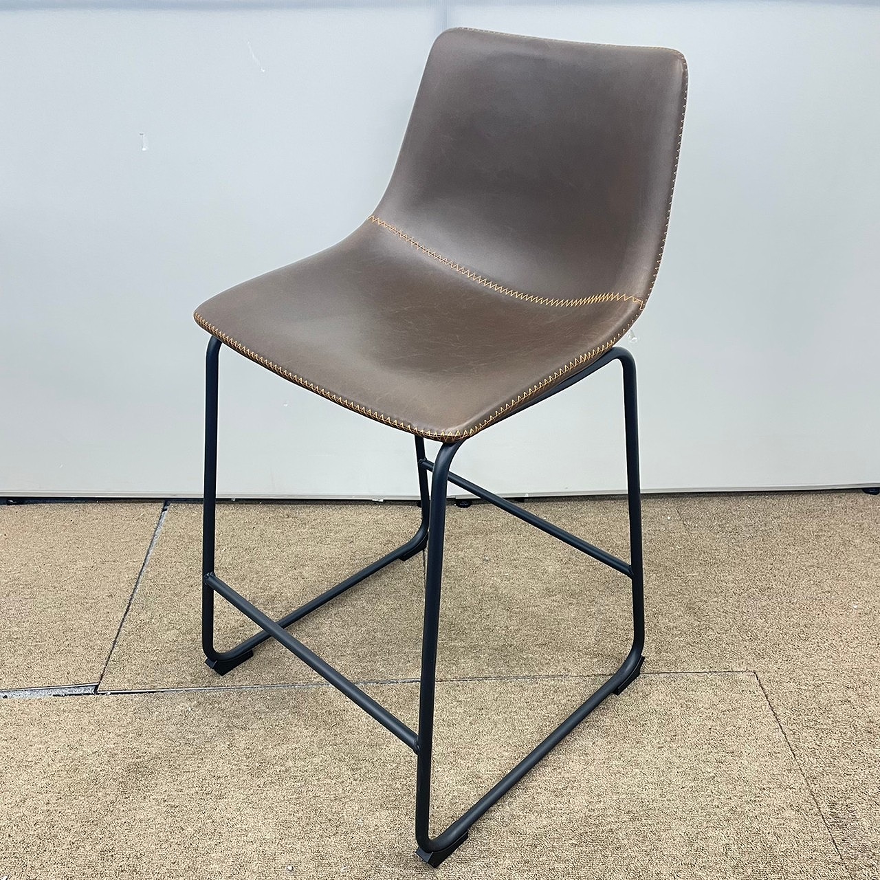 レザー素材【ハイチェア】カウンター用のチェアが入荷！オレンジのステッチがいい感じです！
                        その他シリーズ
                                    中古
            