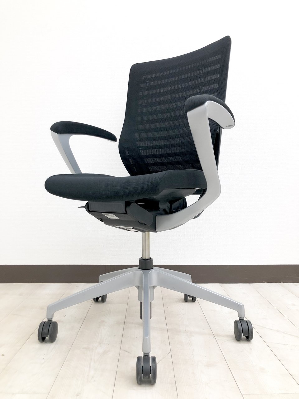 【体格にあわせた最適な座り心地！】■イトーキ製　エピオスチェア（EPIOS）　肘付　ブラック　■理想的な座り心地を実現！
                        エピオスチェア
                                    中古
            