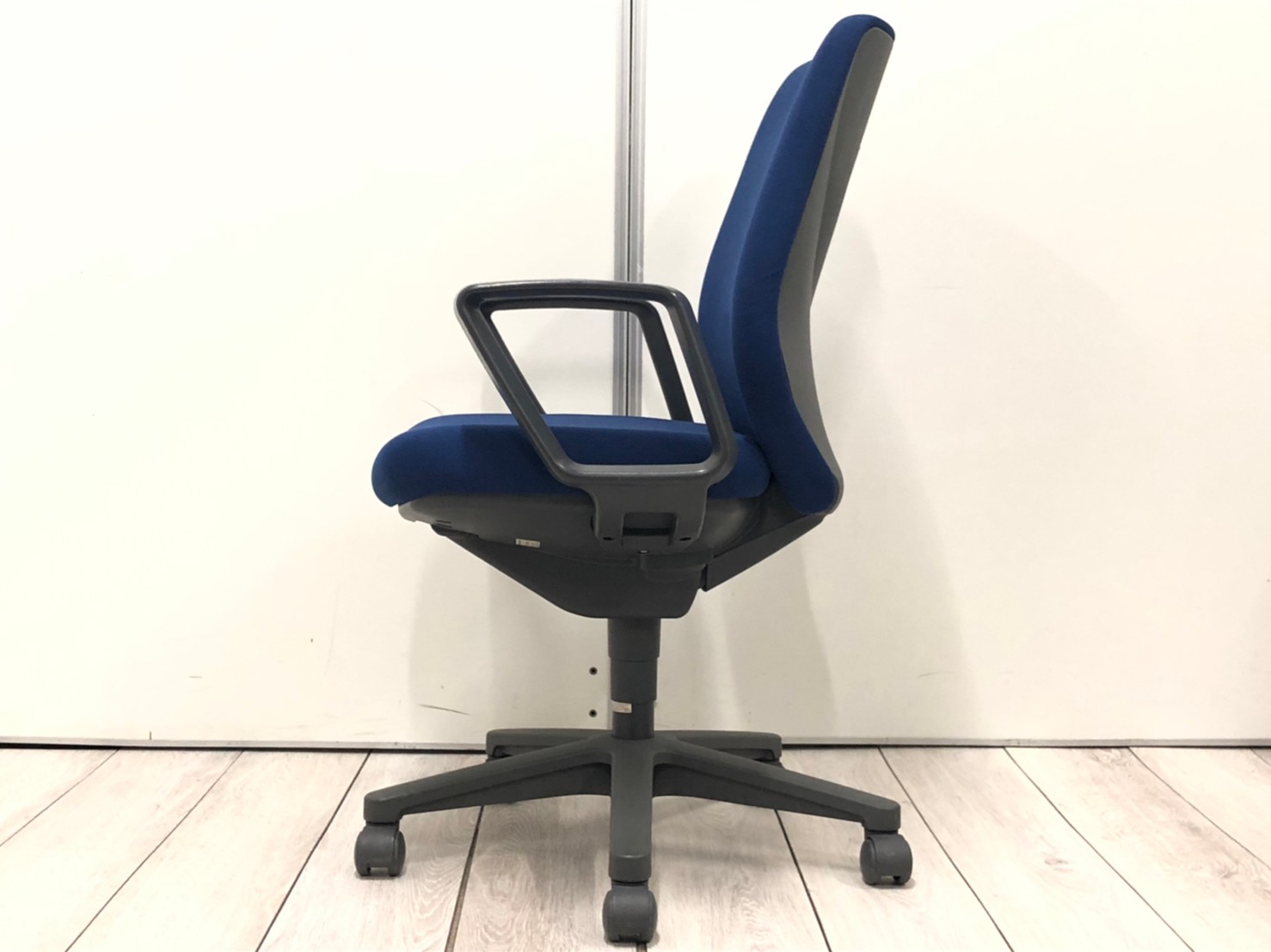 中古】セディスタチェア コクヨ/KOKUYO 肘付ハイバックチェア 385608