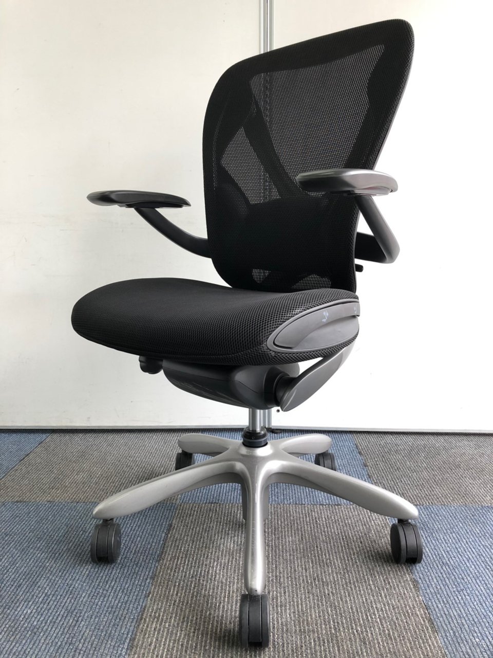 【2脚限定入荷！！】洗練されたデザインであらゆるオフィスに調和。中古　メッシュチェア　Xair（エクセア）　テレワーク　ハイバック　ブラック
                        Xair
                                    中古
            