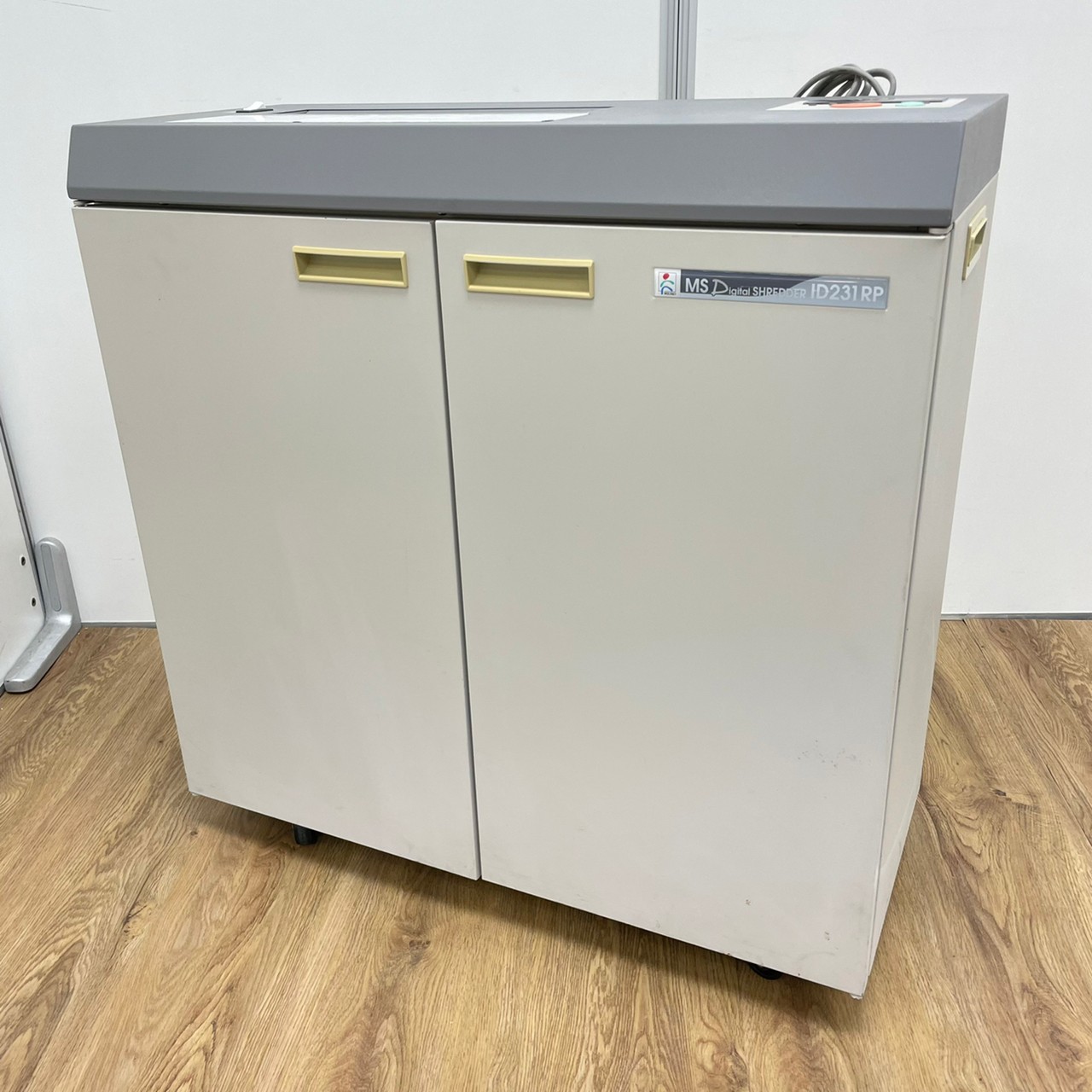 1点限りの入荷　スリムサイズの中古シュレッダー　国内大手の明光商会　ID231R　スパイラルカットでセキュリティ面も安心
                        IDシリーズ
                                    中古
            