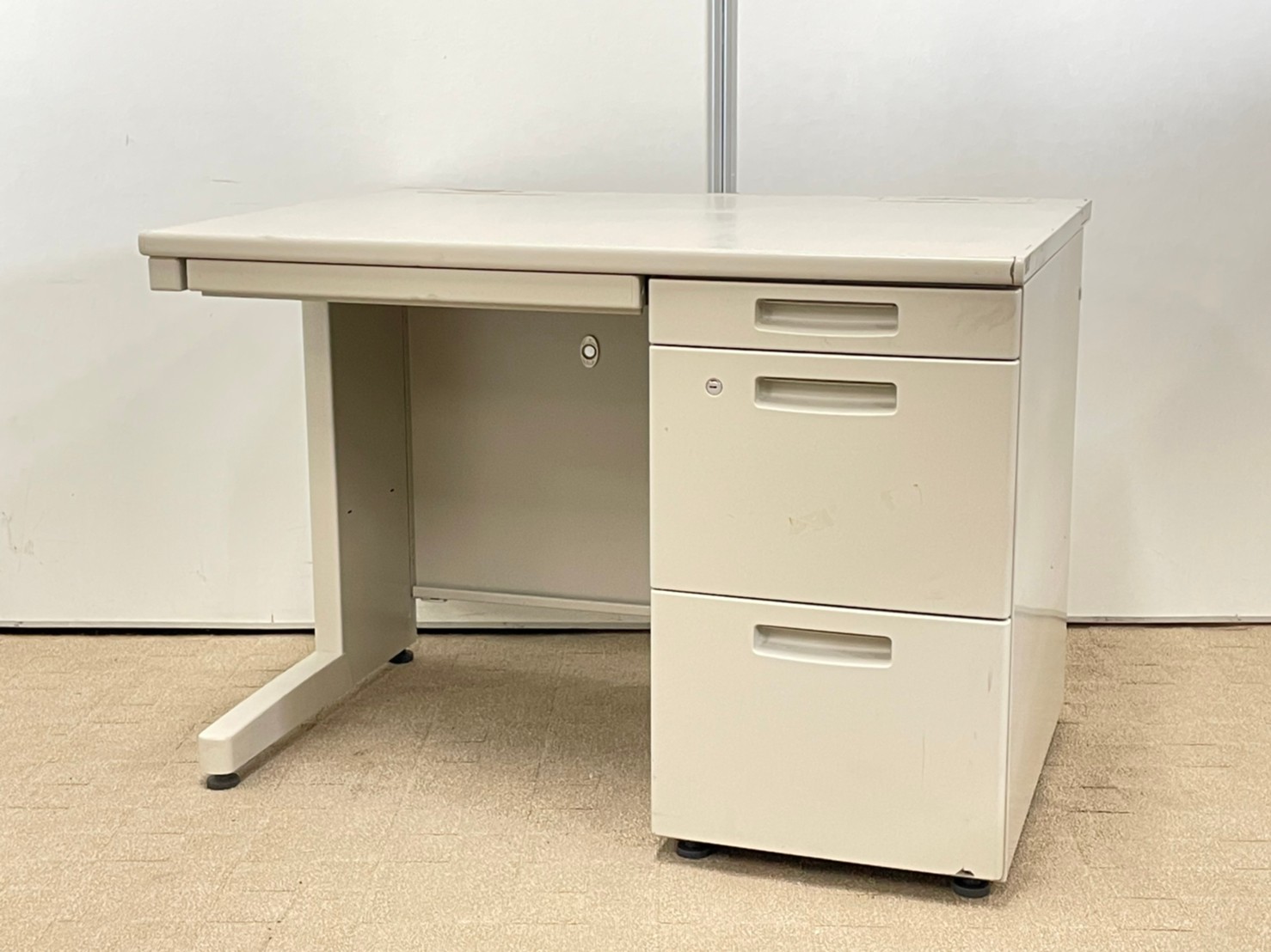 【1台限定】コンパクトサイズの片袖机が入荷しました！小規模オフィスにおすすめです。※多少日焼けあり
                        BS+
                                    中古
            