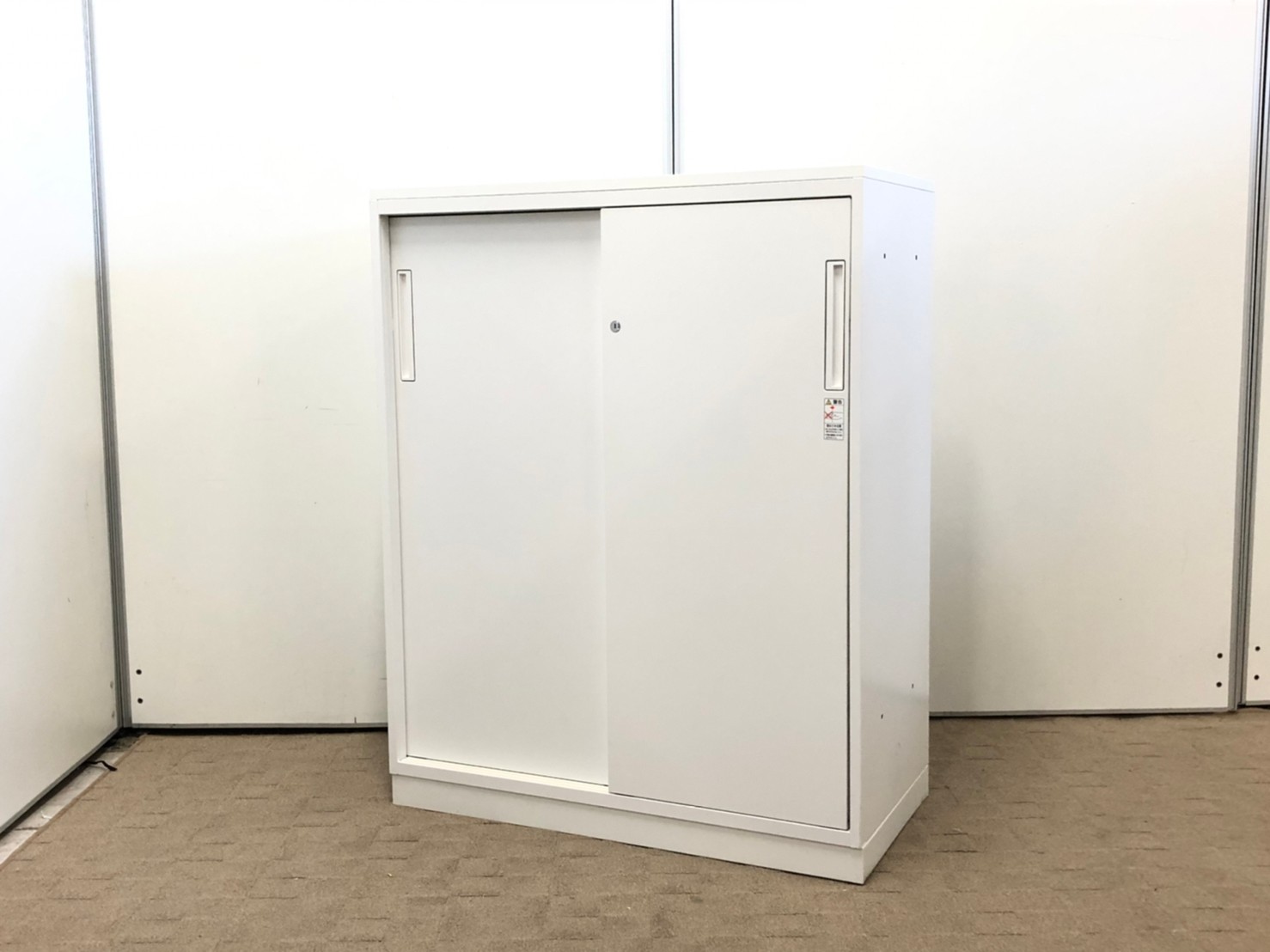 【鍵2本付！4台限定！】場所を取らない引違書庫！大きい把手が使いやすいと評判が高いキャビネットシリーズです！
■コクヨ/エディア/ホワイト
                        エディア
                                    中古
            