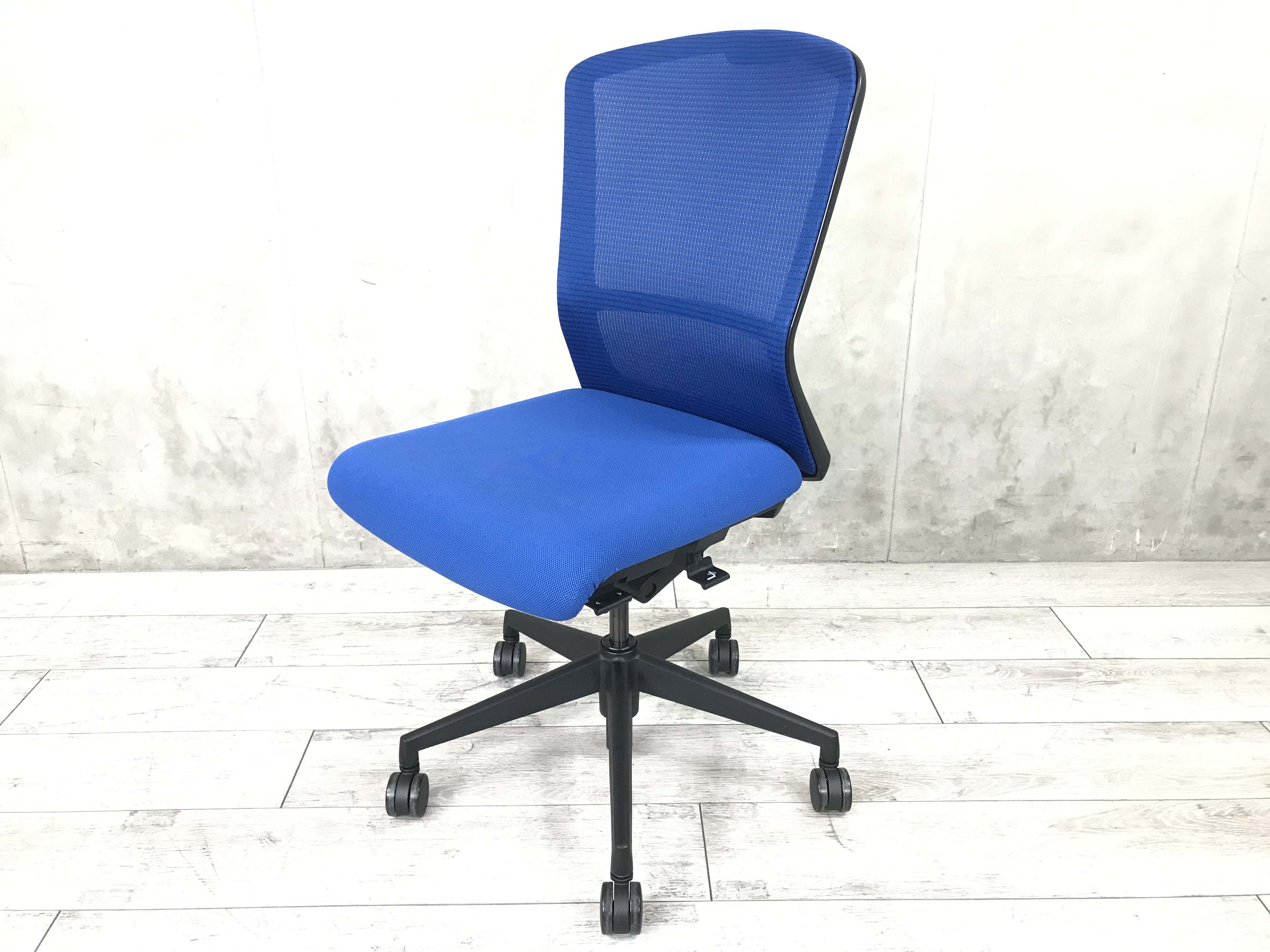 【40％OFF入れ替えセール！】【人気のブルー×メッシュ仕様！メッシュチェアをお手頃価格でご提案！！】内田洋行（UCHIDA）エルフィチェア　■色：ブルー
                        エルフィ
                                    中古
            