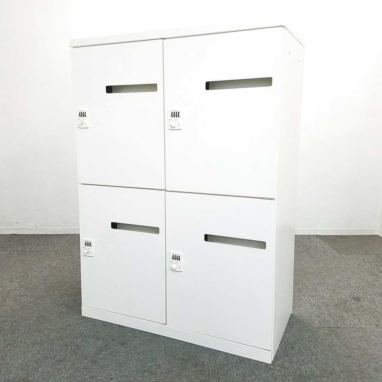 【限定2台！】フリーアドレスオフィスの必需品！■オカムラ製　4人用メールロッカー　H1250mm　ホワイト　ダイヤル錠
※非常検索キー別途作成可能！
                        レクトラインロッカー
                                    中古
            