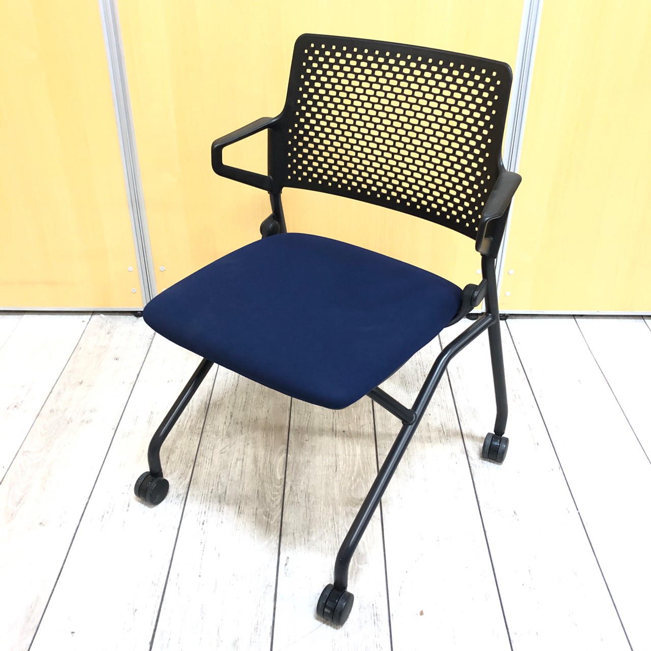 【8脚入荷！！】快適な着座感に加え、高いコストパフォーマンスを実現！内田洋行製　FN‐345シリーズ 座面ブルー　背中ブラック
                        FM-345
                                    中古
            