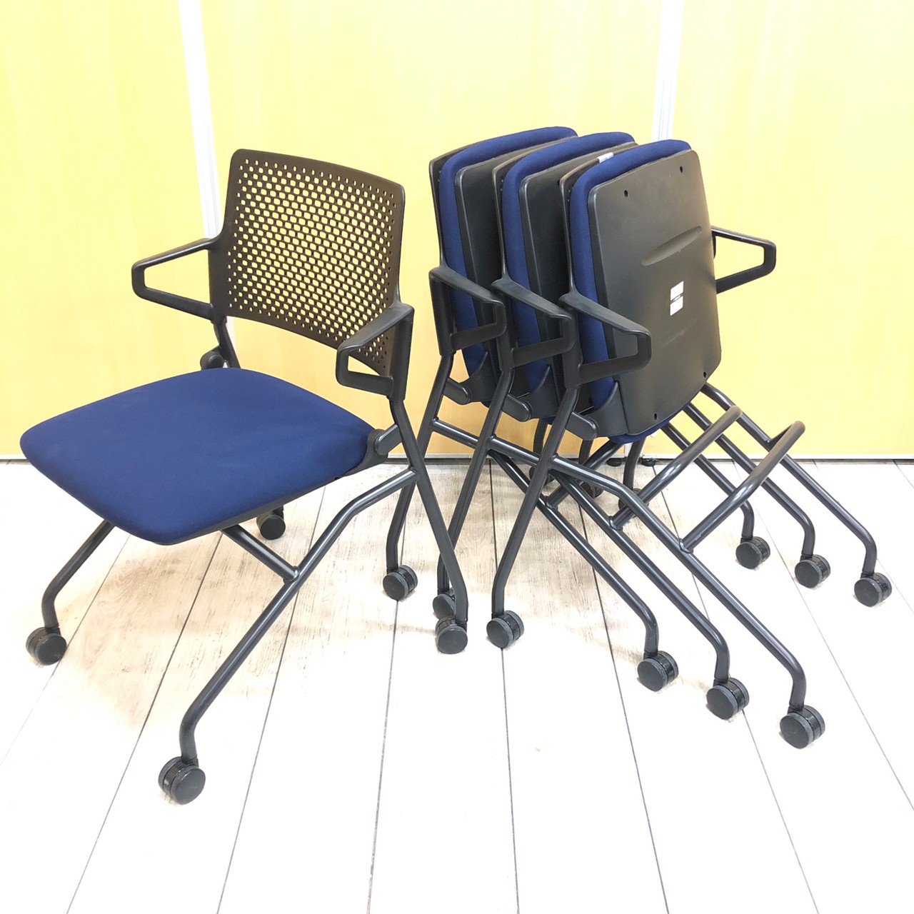 【4脚1セット入荷！！】快適な着座感に加え、高いコストパフォーマンスを実現！内田洋行製　FN‐345シリーズ 座面ブルー　背中ブラック
                        FM-345
                                    中古
            