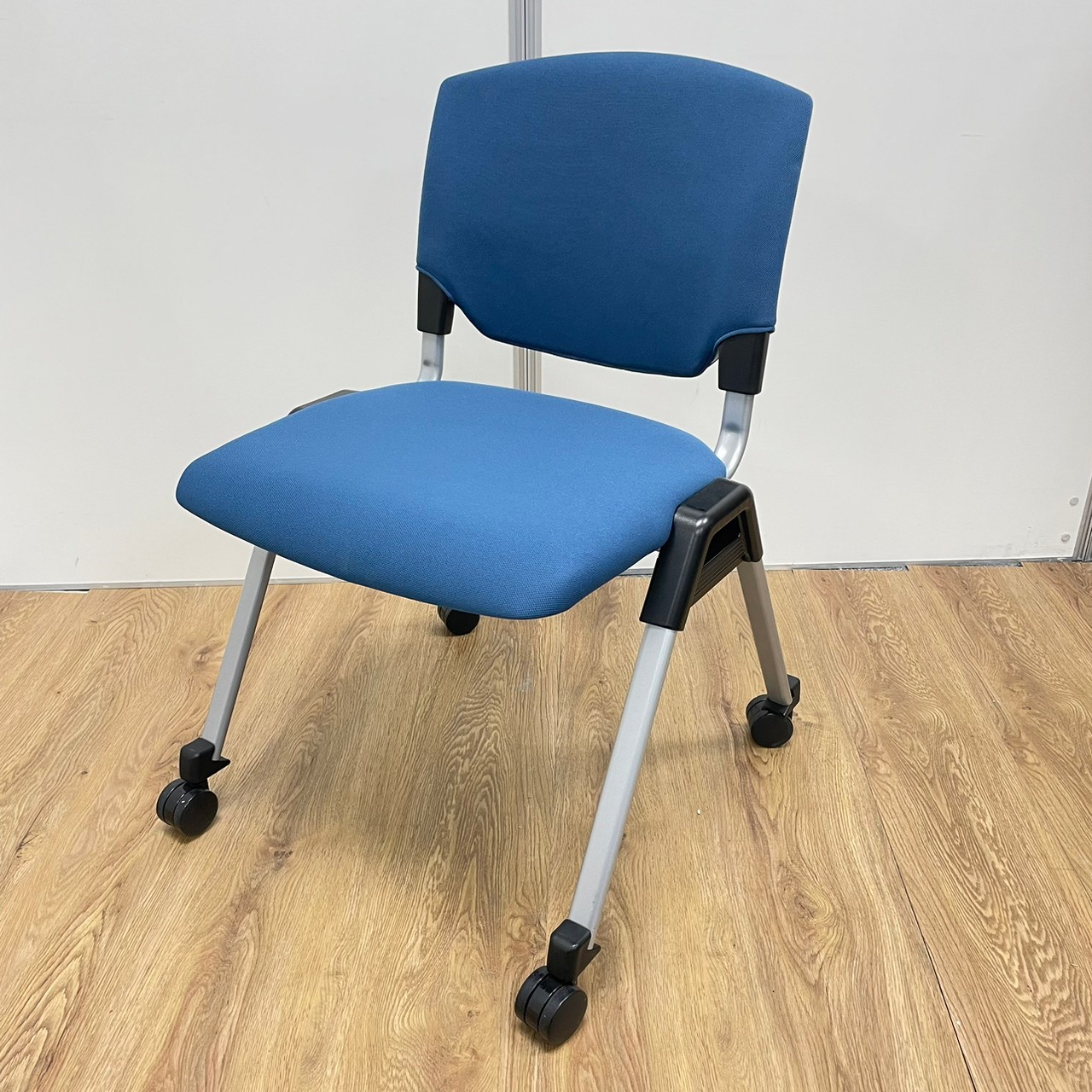 ナイキ製　ブルーカラー　定番のスタッキングチェア！！
                        その他シリーズ
                                    中古
            