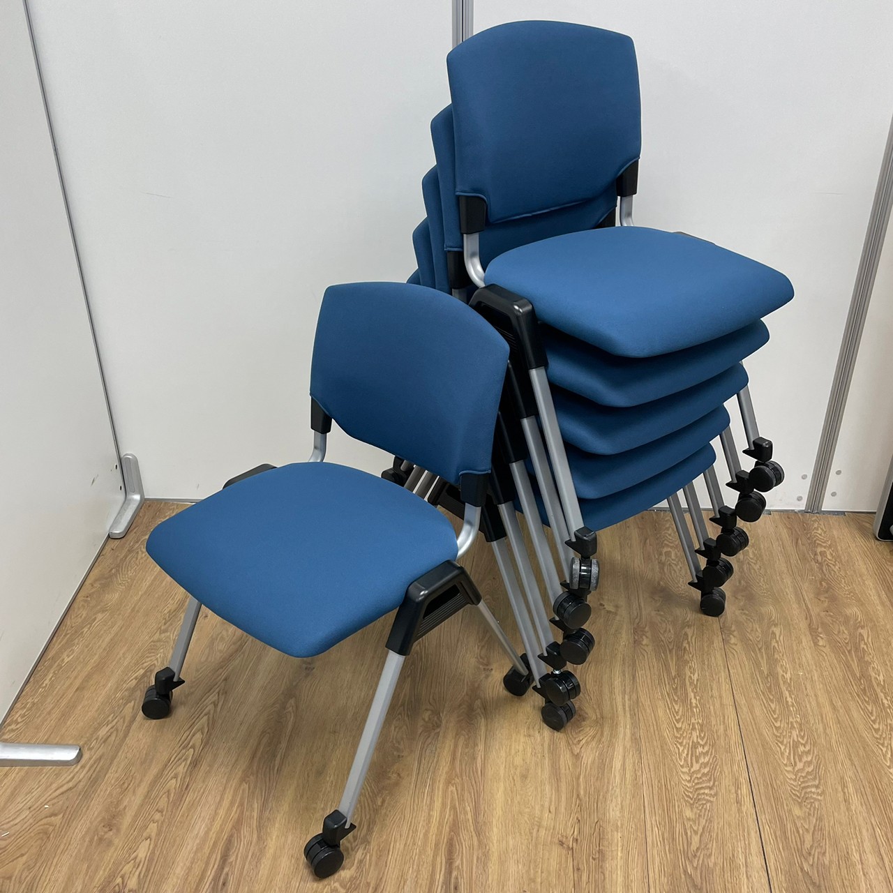 【6脚セット】ナイキ製　スタッキングチェア！　休憩室や会議室などにおすすめ！！
                        その他シリーズ
                                    中古
            