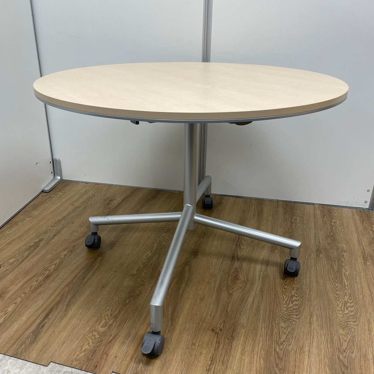 ウチダ製　ヴァリウスシリーズ　ナチュラル天板　丸テーブル！！
                        ヴァリウス
                                    中古
            