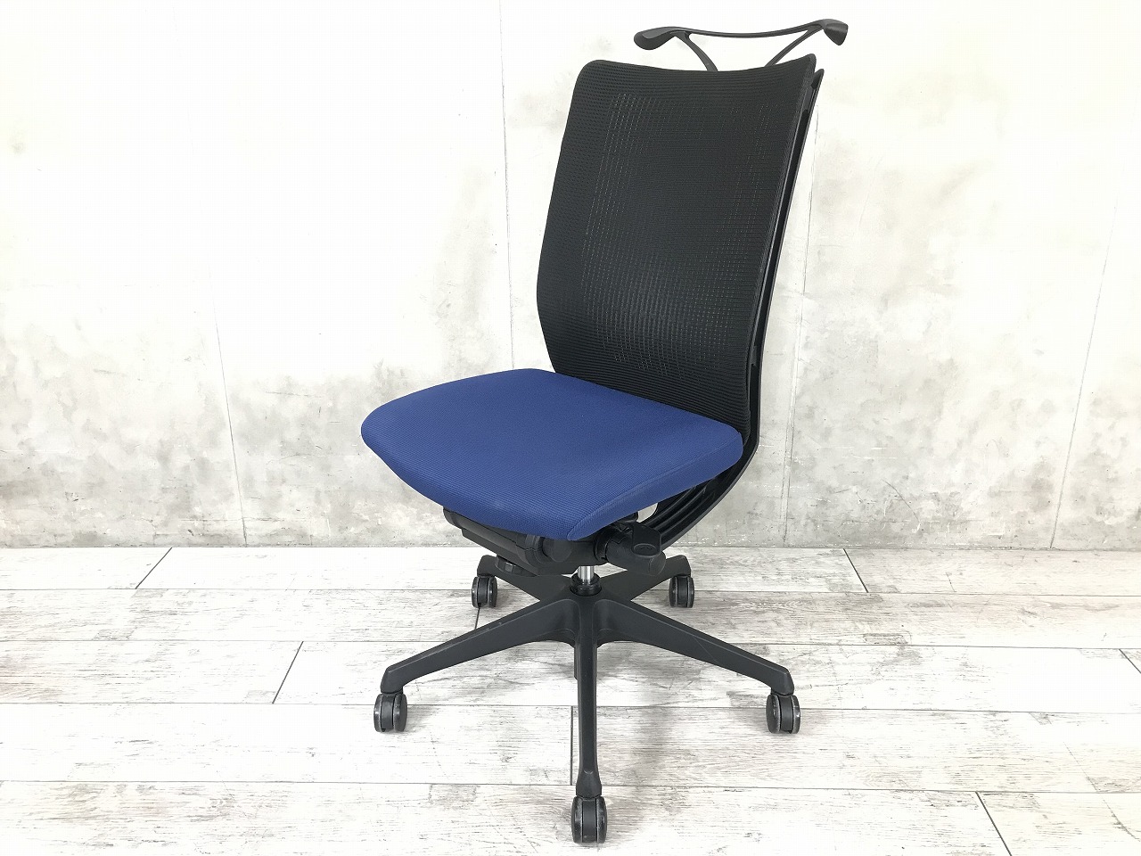 【12脚入荷！】ワーカーの動きにフィット！法人に人気のメッシュチェア！デザイン性がgood！■オカムラ/ヴィスコンテチェア/ブルー/ブラック　ハンガー付
                        ヴィスコンテチェア
                                    中古
            