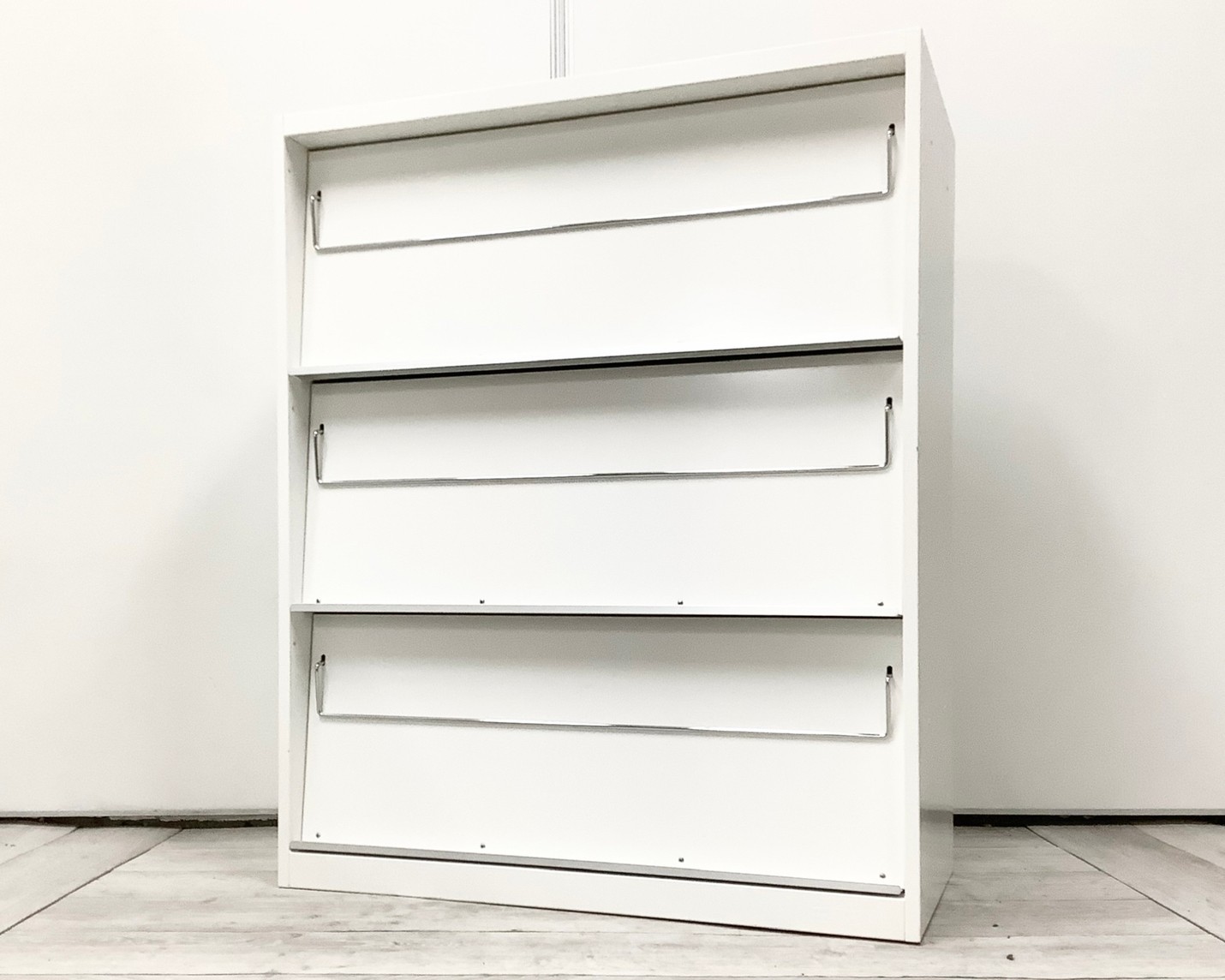 【KS】【雑誌やパンフレットの収納に！】■オカムラ製　雑誌架3段　ホワイト【マガジンラック】
                        レクトライン
                                    中古
            