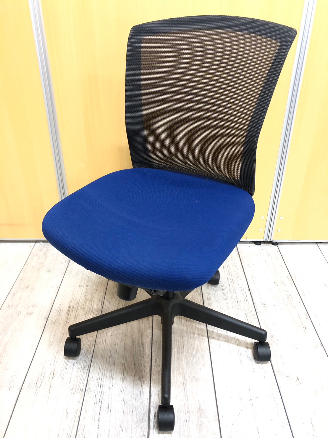 【大量ロット入荷！！】コクヨ製　バリシアシリーズ　背面ブラック×座面ブルーカラー　肘無しローバックチェア！！
                        バリシア
                                    中古
            