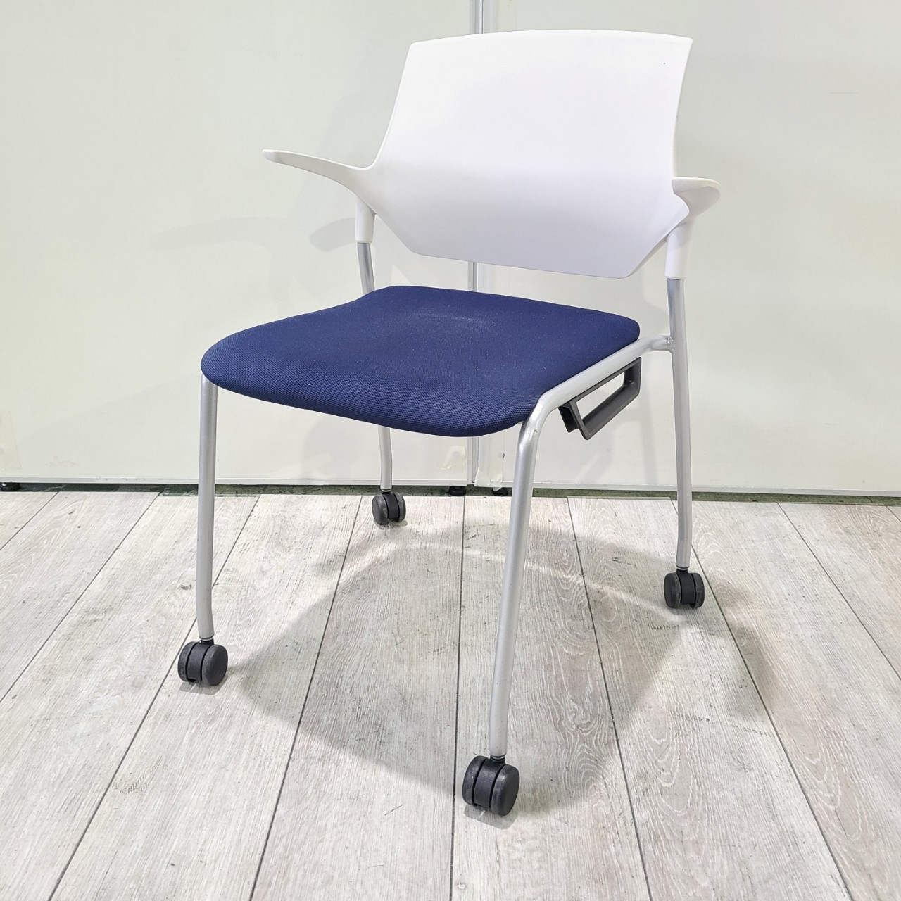 イトーキ stenza(ステンザ)シリーズ  背：ホワイトグレーシェル　キャスター付き
                        ステンザ
                                    中古
            