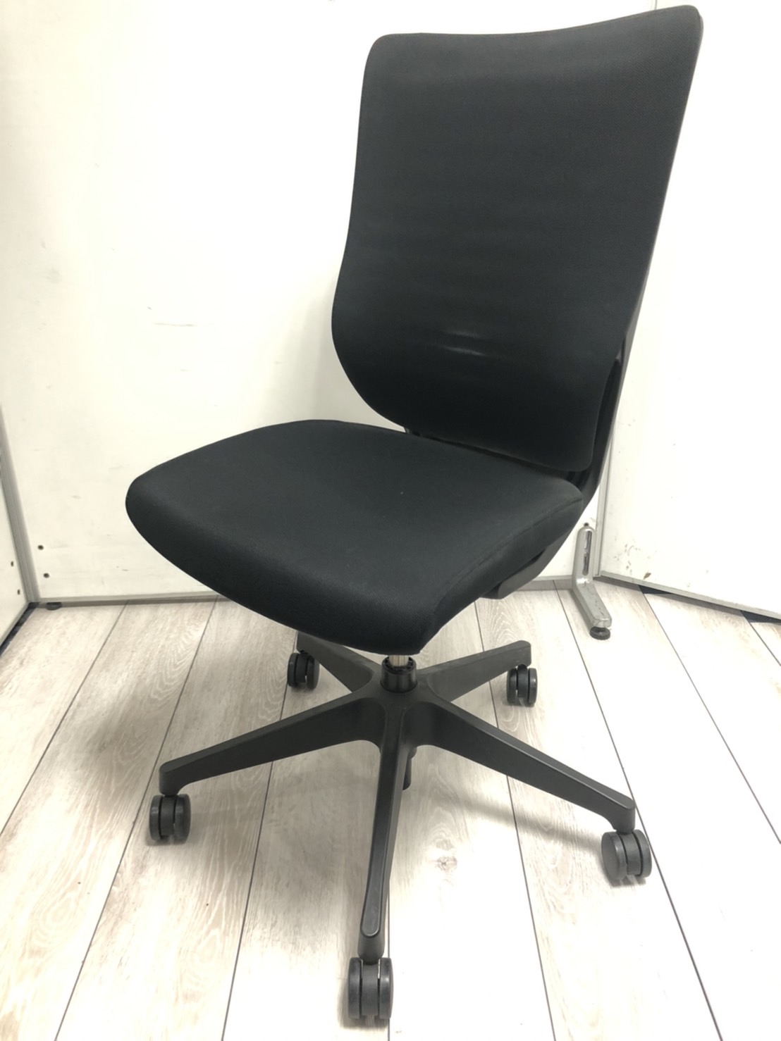 ハイバック！ロッキングレンジ調節機能付き！ブラックでまとめたシックなデザイン　イトーキ　エピオス　A00874386
                        エピオスチェア
                                    中古
            