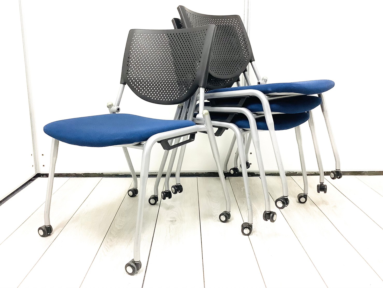 【4脚セット】オカムラ製　プロスタックシリーズ　ブルー　スタッキングチェア！！
                        プロスタック
                                    中古
            