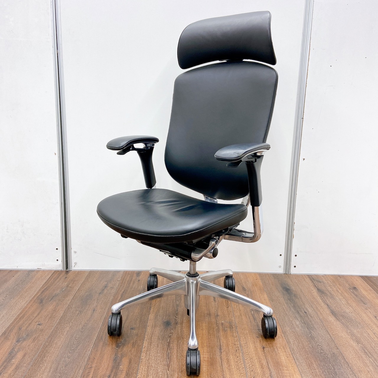 【肘に傷がある為、通常より20％OFF！】【中古ではレアな革張り×ヘッドレスト付き！！】オカムラ（okamura）製　コンテッサ　アジャストアーム　■ブラック
                        コンテッサチェア
                                    中古
            