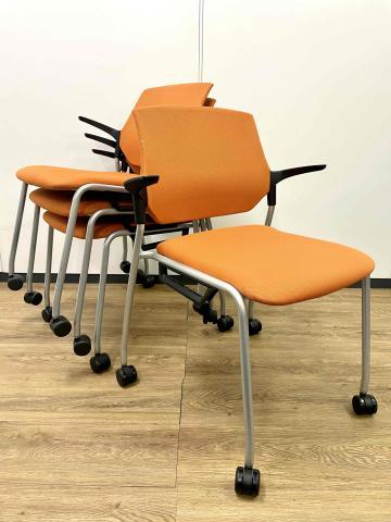 【4脚セット商品】イトーキ　マノス　スタッキングチェア　オレンジ　肘付き　特別価格　残り1セットのみ　おススメ
                        マノスチェア
                                    中古
            