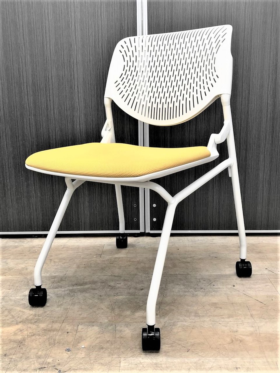 【2019年製】会議や商談スペース、休憩所におすすめ！明るいカラーリングの人気シリーズ　オカムラ/ルナ/イエロー　収納　
                        ルナ
                                    中古
            