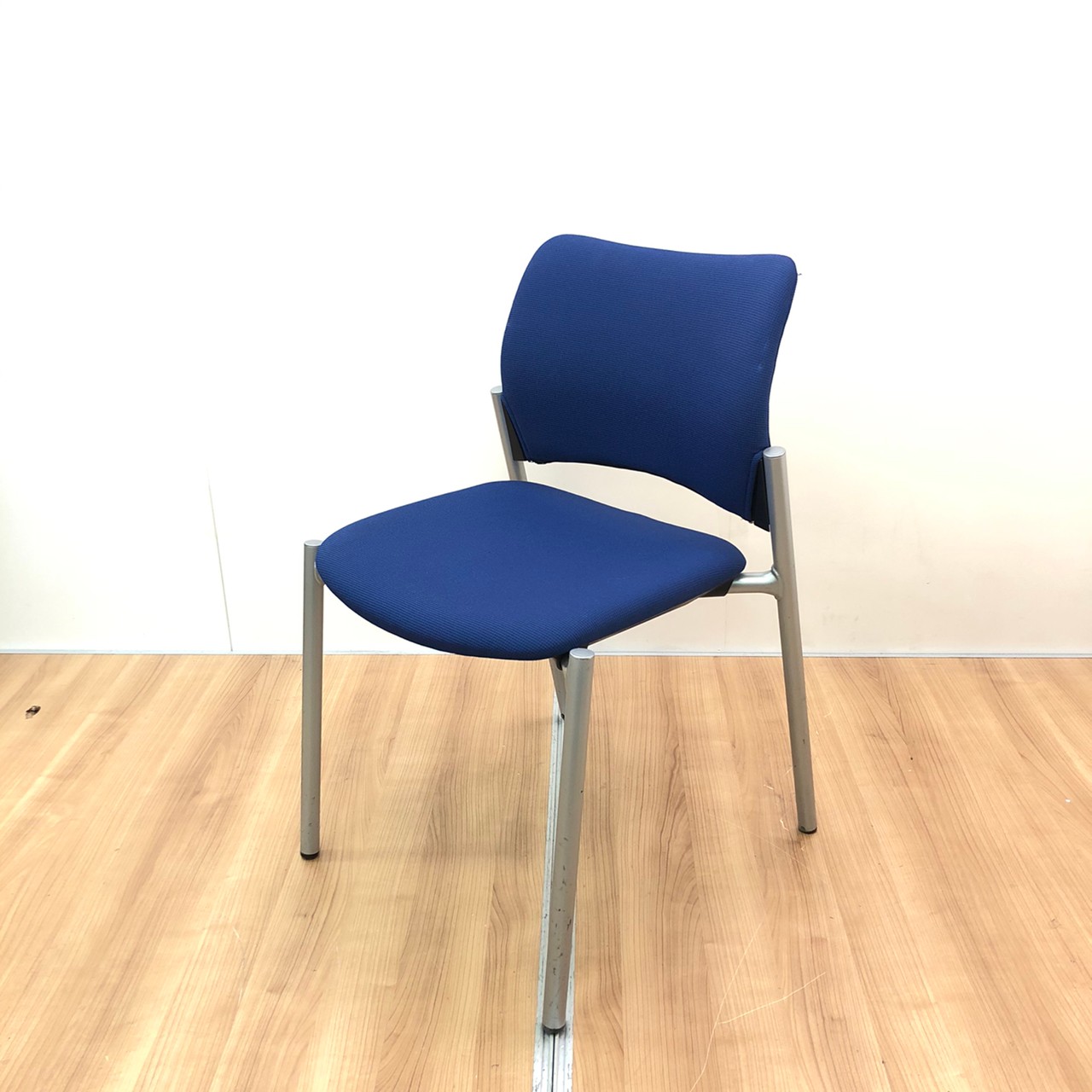 【打ち合わせスペースや休憩スペースに！】安心してご利用頂けます！オフィスの定番チェア / 省スペース　
                        8147シリーズ
                                    中古
            