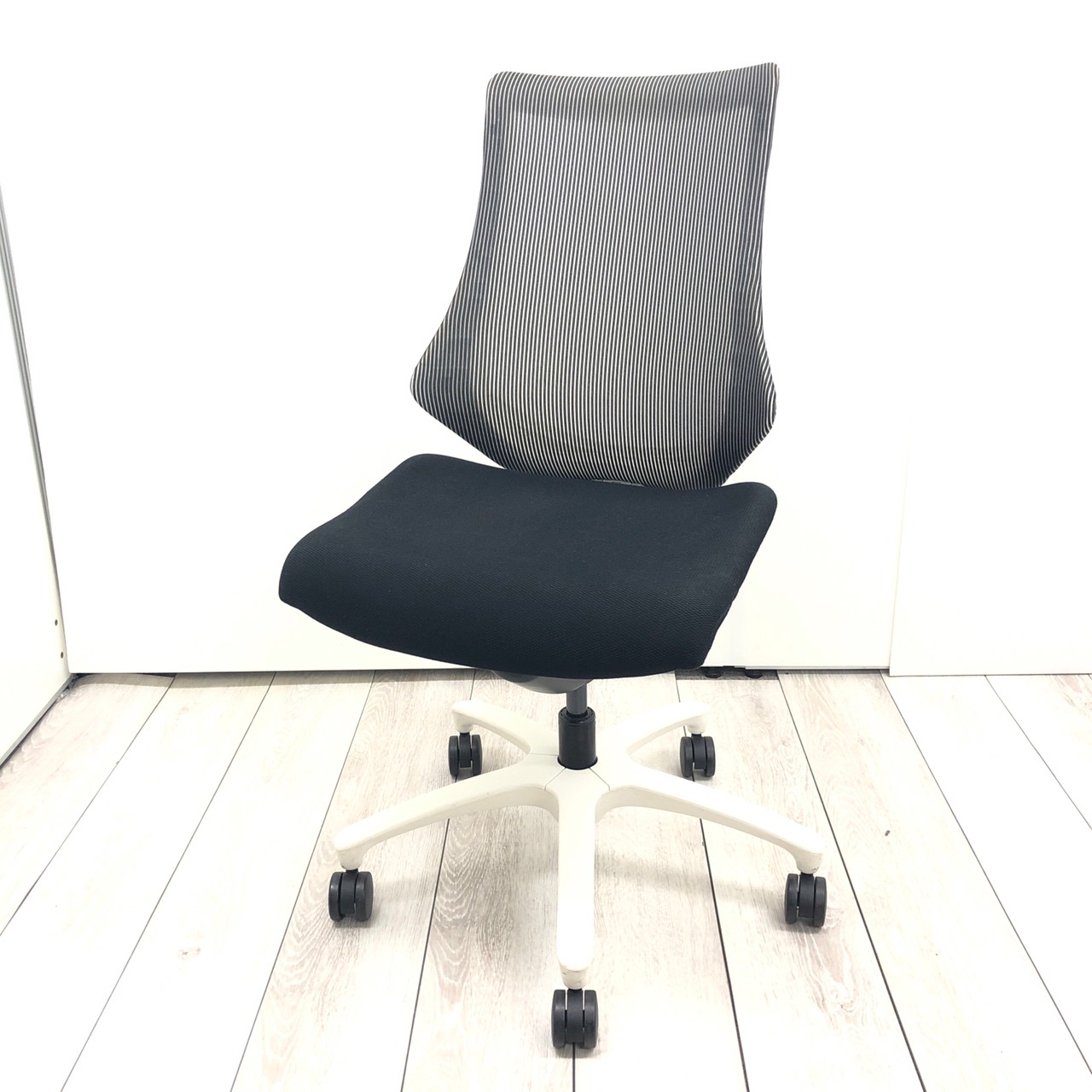 【6脚入荷！】ブラック×ホワイト　イトーキ　エフ　テレワーク　在宅　メッシュ　人気
                        エフクロス
                                    中古
            