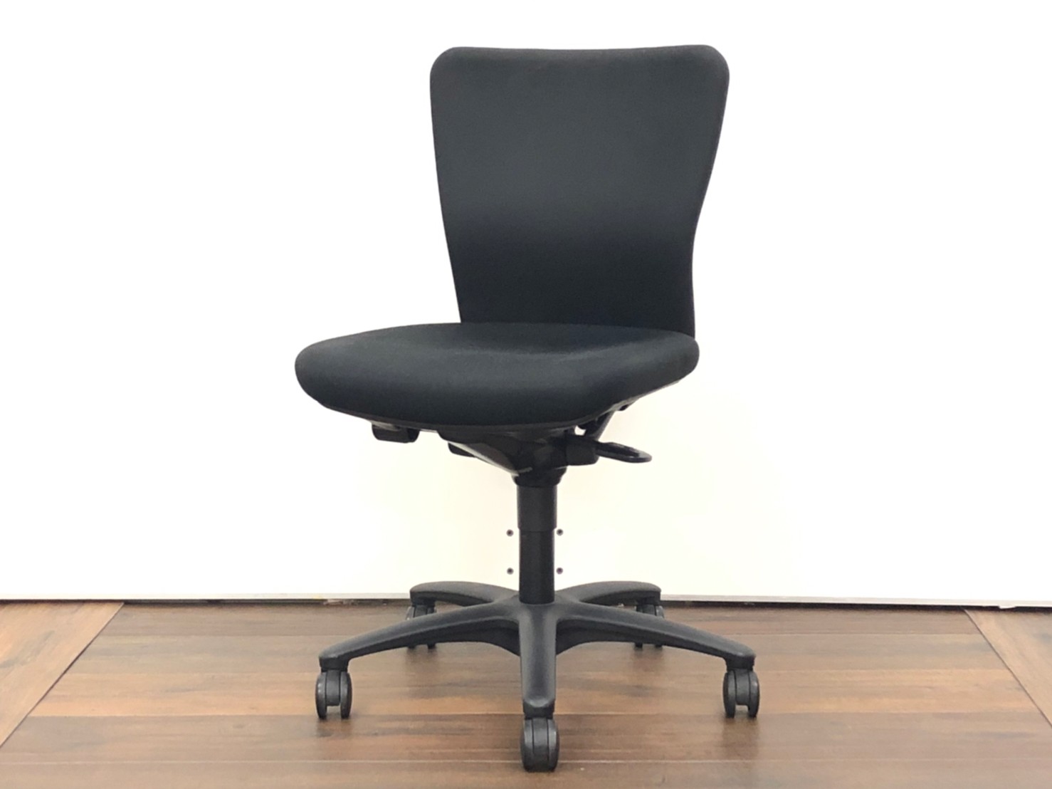 【法人様から圧倒的人気を誇るオカムラの人気シリーズ！】オカムラ　カロッツァ　肘無　ローバック　ブラック
                        カロッツァチェア
                                    中古
            