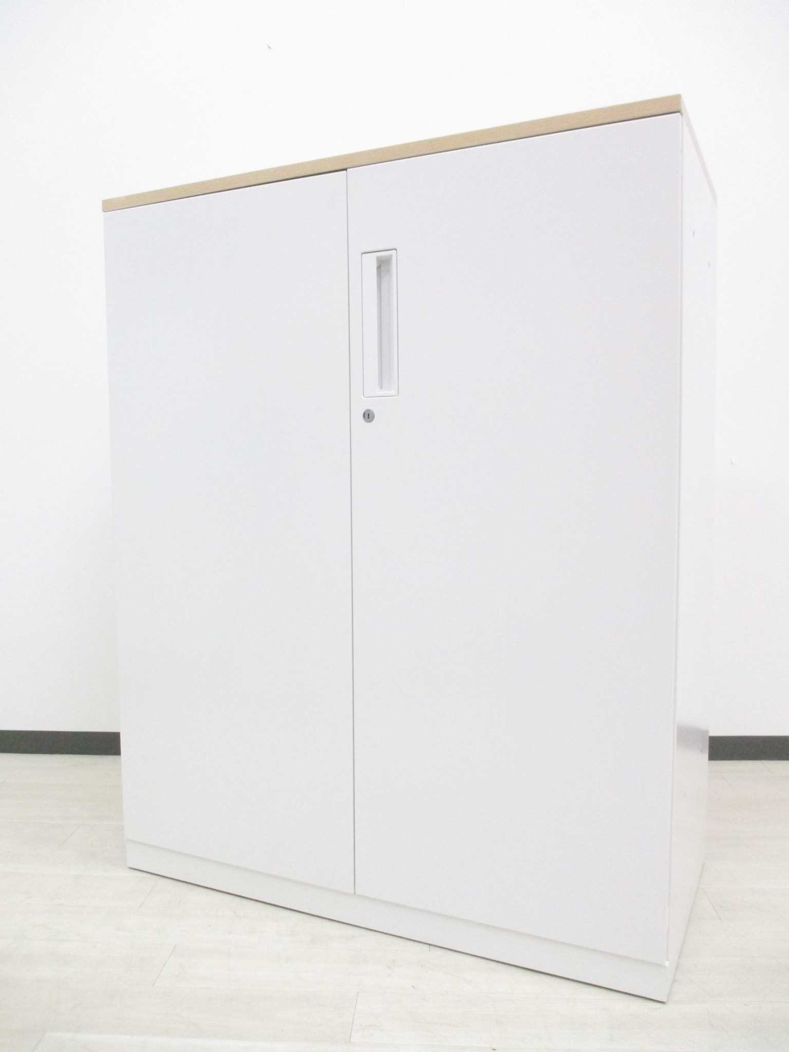 【40台ロット入荷！！】在庫御座います！人気のエディアシリーズ入荷！中古　キャビネット　書庫　ロッカー　棚　ホワイト　オフィス　コクヨ　エディア　ナチュラル天板付！！
                        エディア
                                    中古
            