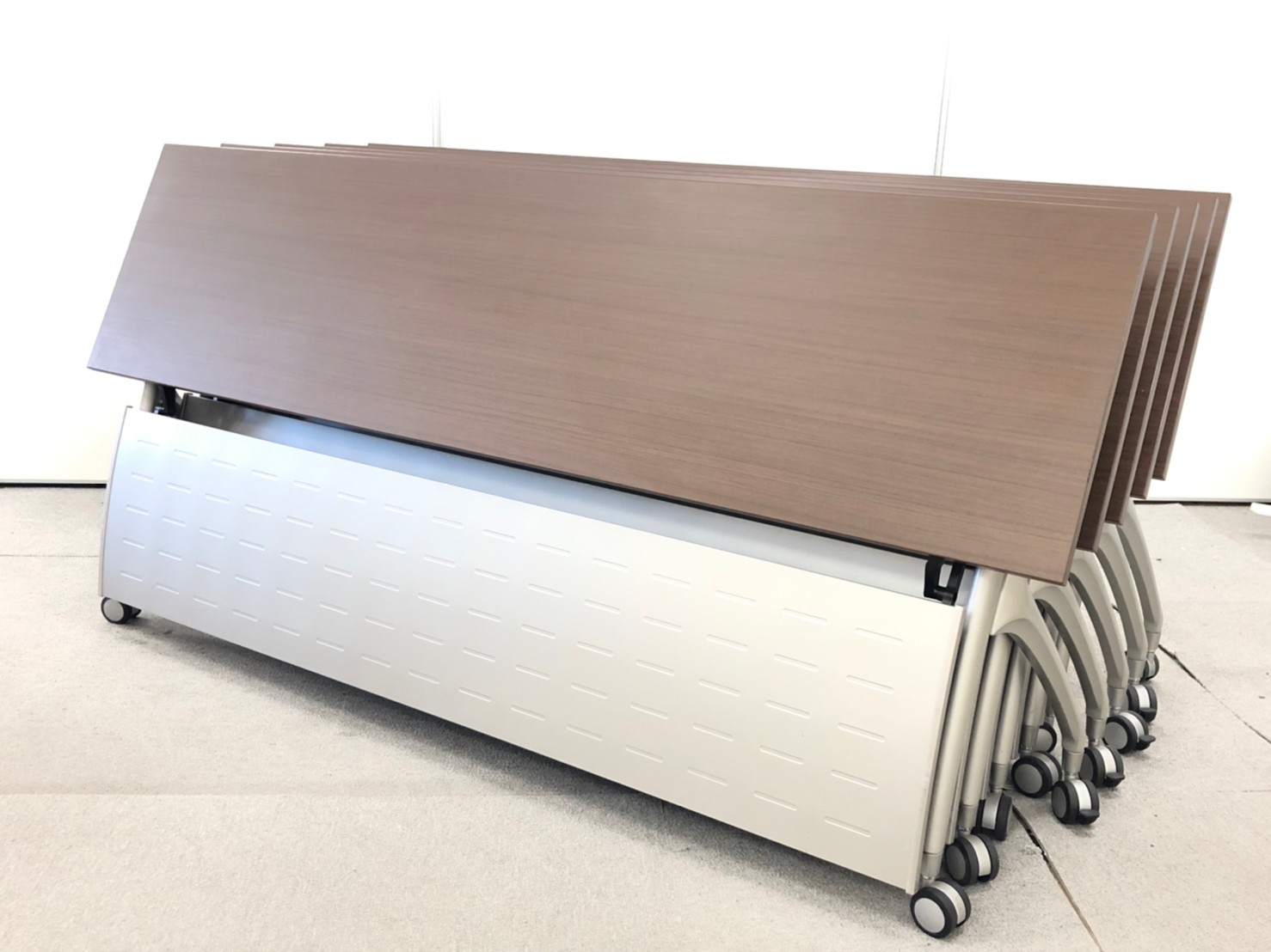 【5台セット！カフェ調オフィス定番のブラウンカラー！】 イトーキ　　折りたたみテｰブル/サイドスタックテーブル　リリッシュ 　【セミナー・会議・打ち合わせに欠かせない人気商品です！】
                        リリッシュ
                                    中古
            