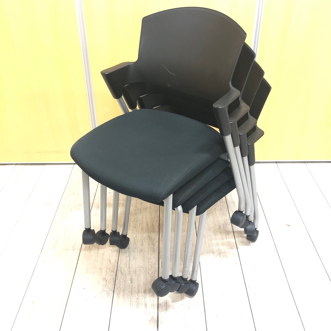 【コクヨ大人気シリーズの４脚1セット！！】コクヨ製　プロッティチェア　ブラック　収納楽ちん　
                        プロッティチェア
                                    中古
            