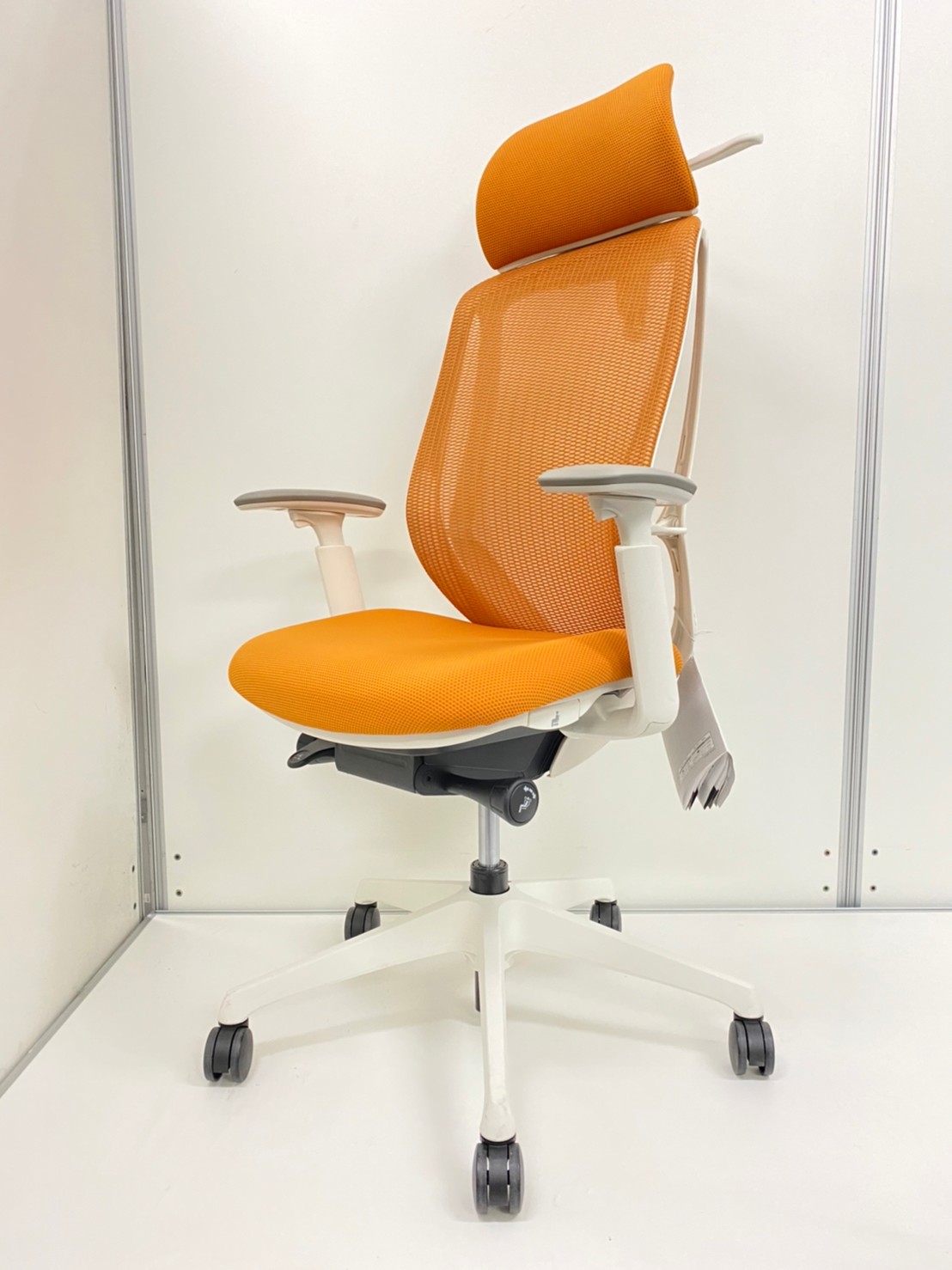 【2脚限定！！】【前傾姿勢の代名詞】オカムラ社シルフィーチェア！中古　高級チェア　前傾姿勢　メッシュチェア　ハイバックチェア　オフィスチェア　テレワーク用　シルフィー　オレンジ【ヘッドレスト新品！！】
                        シルフィーメッシュ
                                    中古
            