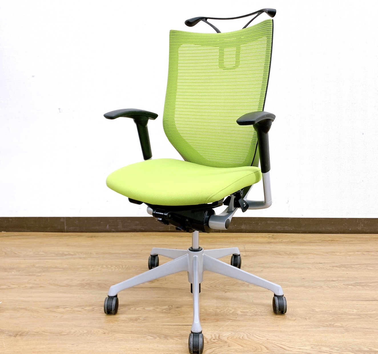 【2015年製状態Aランク】超・さわやかグリーンカラー！状態極上バロン（Baron）※アジャストアーム＝可動肘掛け仕様◆オカムラ製1227【RP】
                        バロンチェア
                                    中古
            