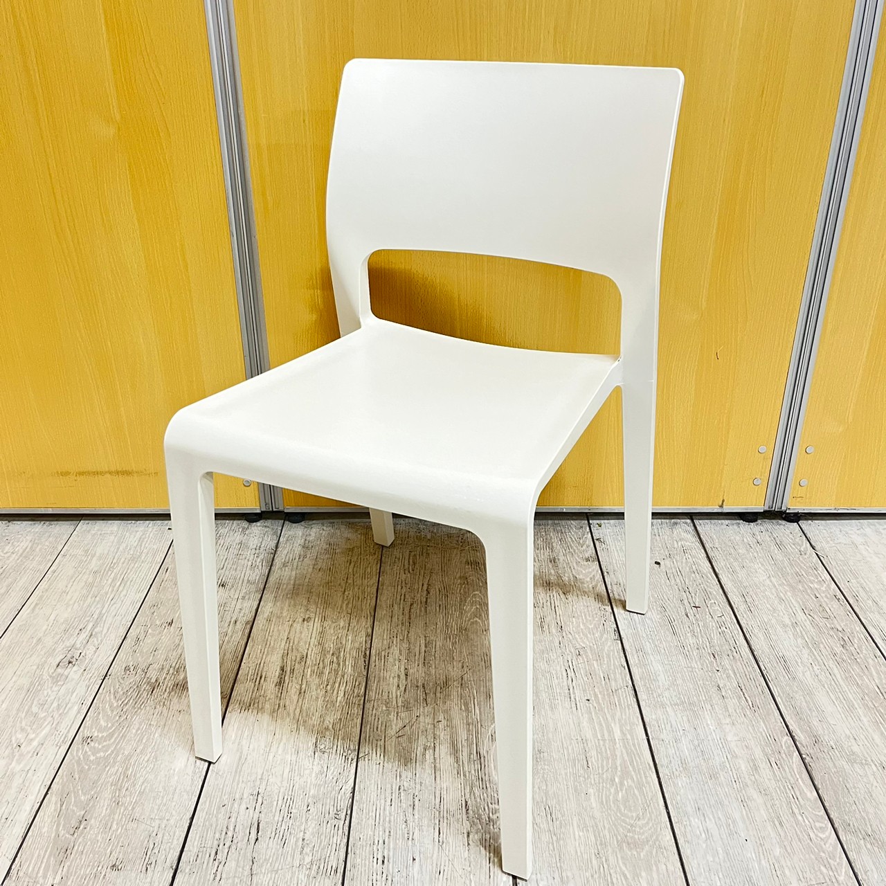 【2脚限定】made in italy のスタッキングチェアが入荷！アルペ－ル ホワイト　デザイナーズ家具
                        ジュノ
                                    中古
            