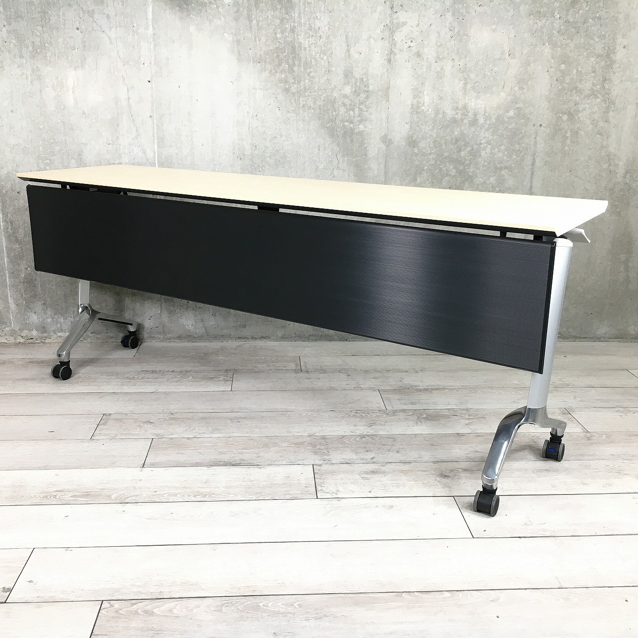 【おしゃれ！】棚と幕板付き会議用テーブル！W1800×D450mm■コクヨ製/コンフェスト/ナチュラル×ブラック
                        コンフェスト
                                    中古
            