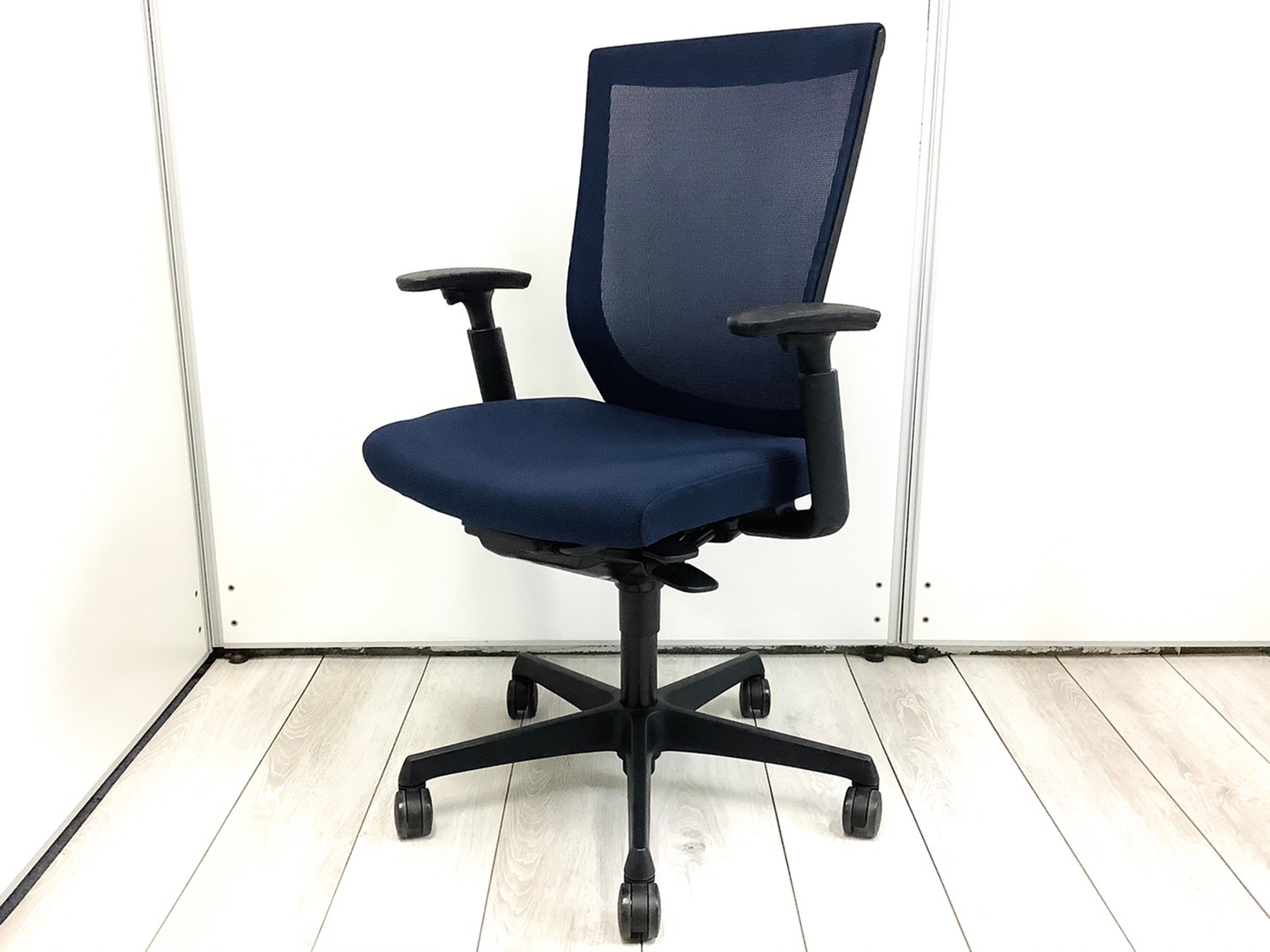 【4脚限定！！】大人気／定番　◆Okamura／オカムラ　◆ESCUDO／エスクード　メッシュ
                        エスクードメッシュ
                                    中古
            