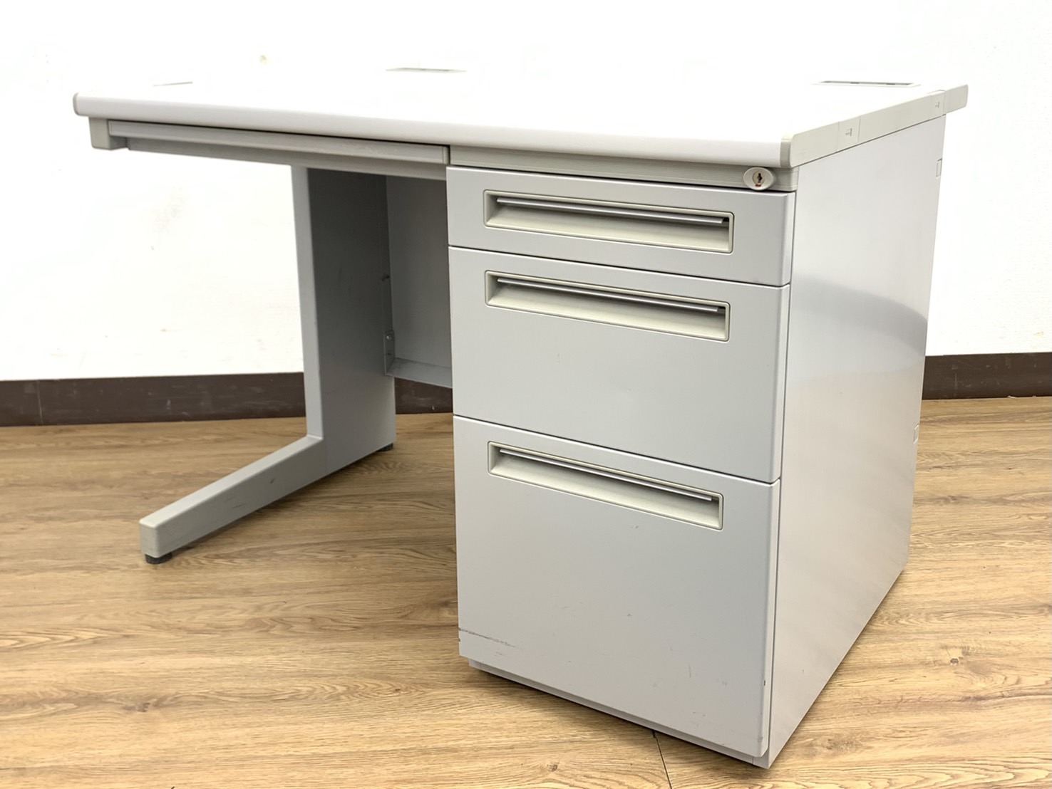 【8台入荷】【状態要考慮】頑丈一番！スチールデスク定番片袖机FEED※右三段引出仕様◆内田洋行製【RP】
                        FEED
                                    中古
            