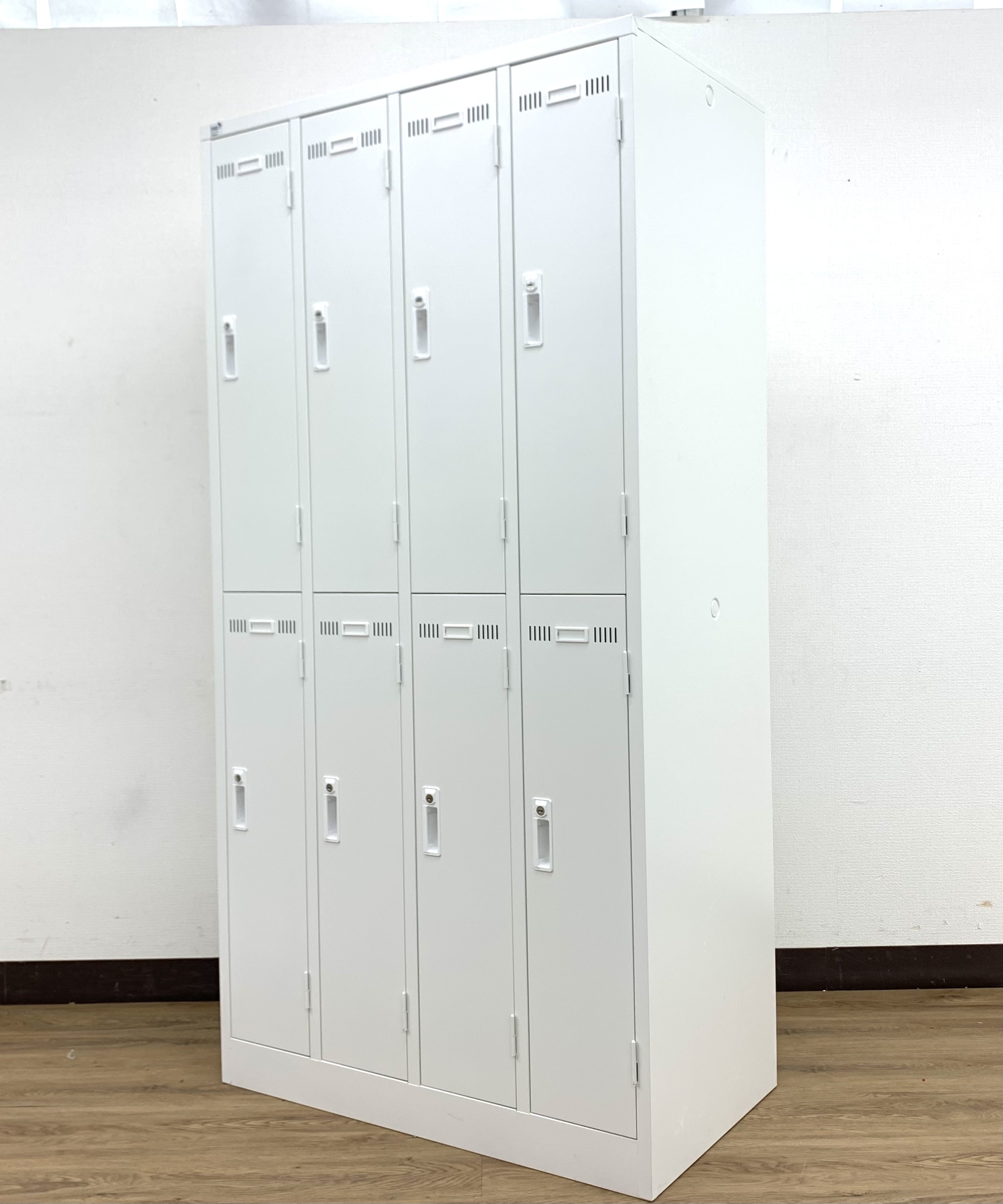 【1台入荷】【鍵付き】ほどよい広さ＝おひとり様約22cmみんな仲良く8人用ロッカー◆生興製SLKW【RP】
                        ＳＬＫロッカー
                                    中古
            