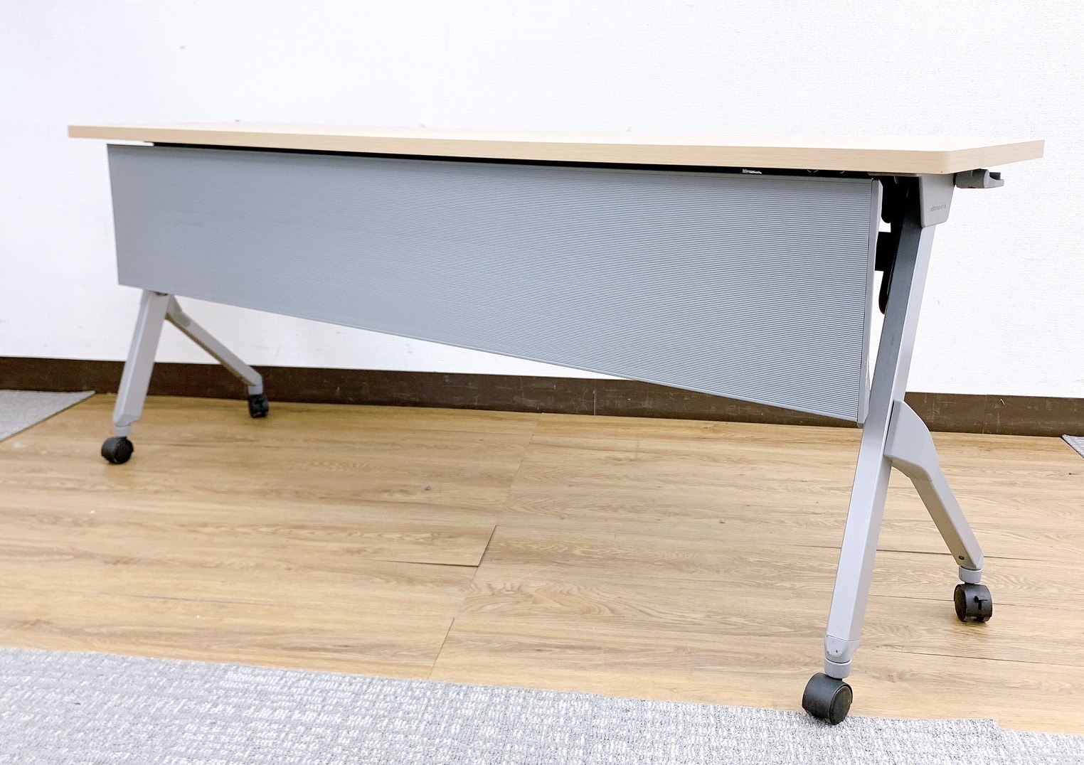 【６台入荷】会議やセミナー・休憩室へおすすめ！木目柄天板＆平行スタック仕様◆オカムラ製【RP】
                        フラプター
                                    中古
            