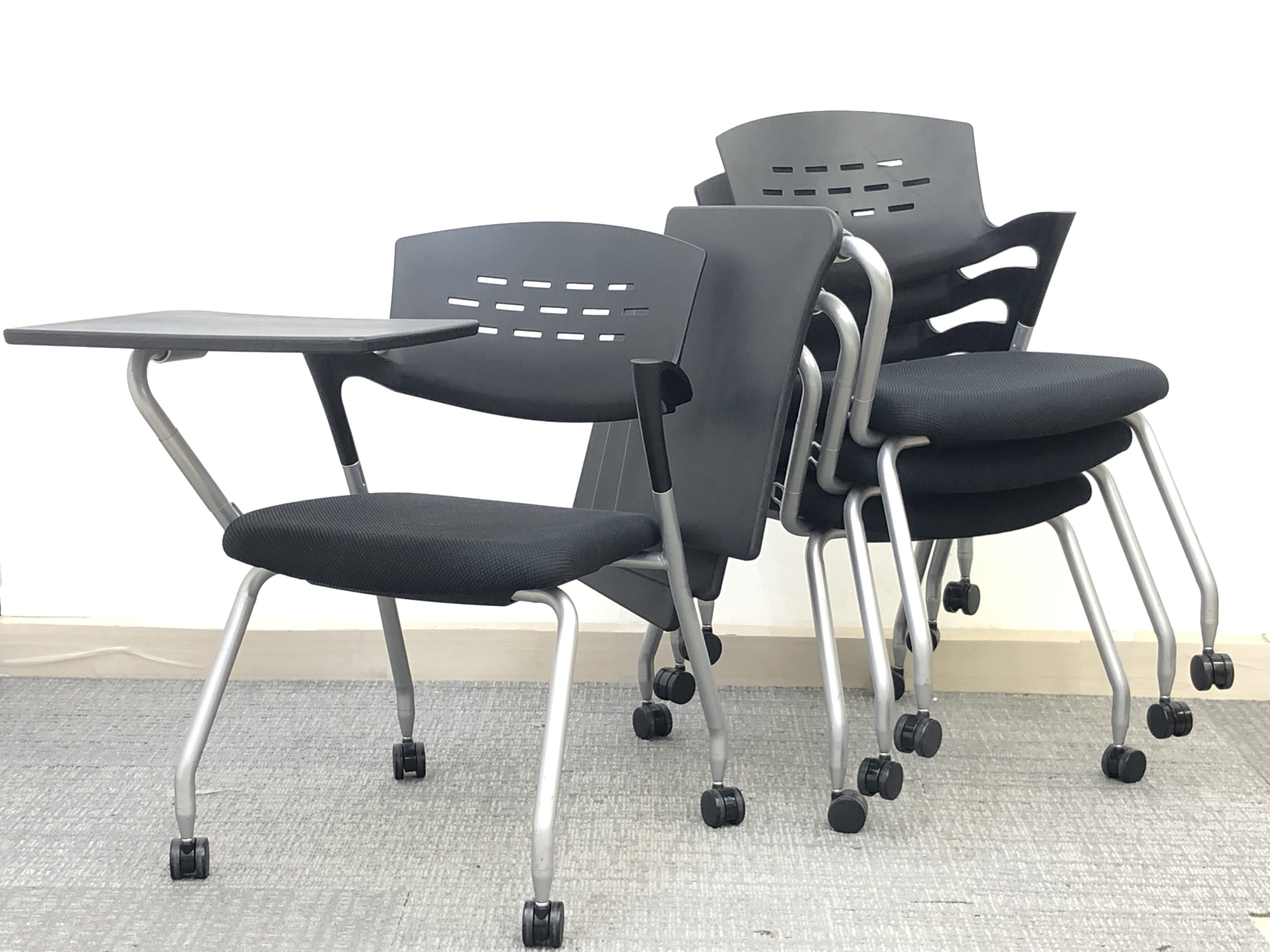 4脚セット【メモ台付き】イトーキ/カクタス/テーブル付き/ブラック
塾や教室、セミナー会場におすすめです！
                        カクタス
                                    中古
            