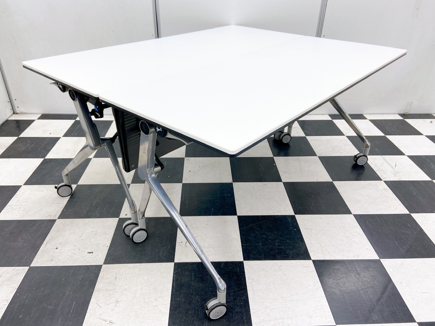 【お得な2台セット！使わないときは折り畳めて収納可能！幅1500㎜奥行き600mmサイズ！！】オカムラ（okamura）スタックテーブル　インターアクトNT■色：ホワイト
                        インターアクトNT
                                    中古
            