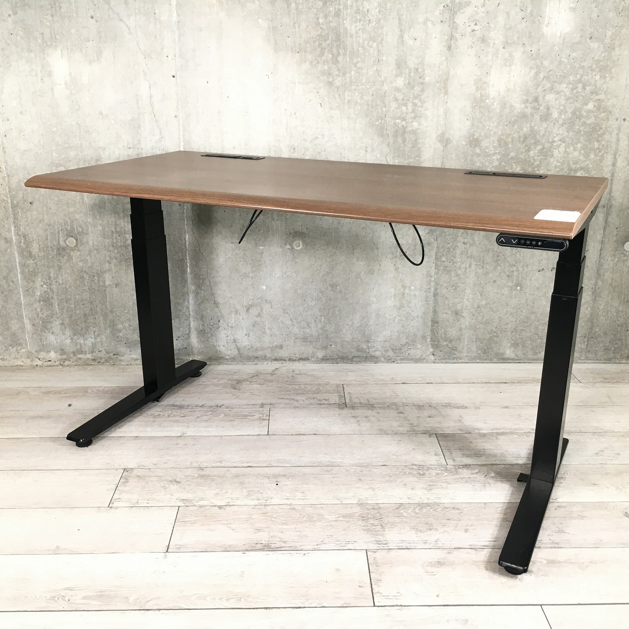 【今日は立って仕事しようかな？】オカムラ/スイフト/電動昇降デスク/ネオウッドダーク/パーテーション付き
                        Swift
                                    中古
            