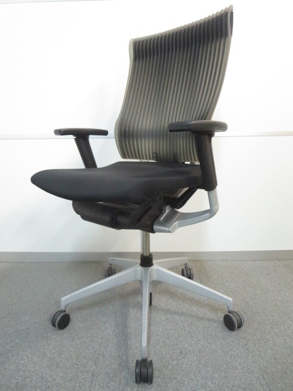 【独特なフォルムと高次元の快適】リモートワークに最適！スピーナ【第1回カーボンオフセット大賞受賞】
                        スピーナチェア（エラストマー）
                                    中古
            