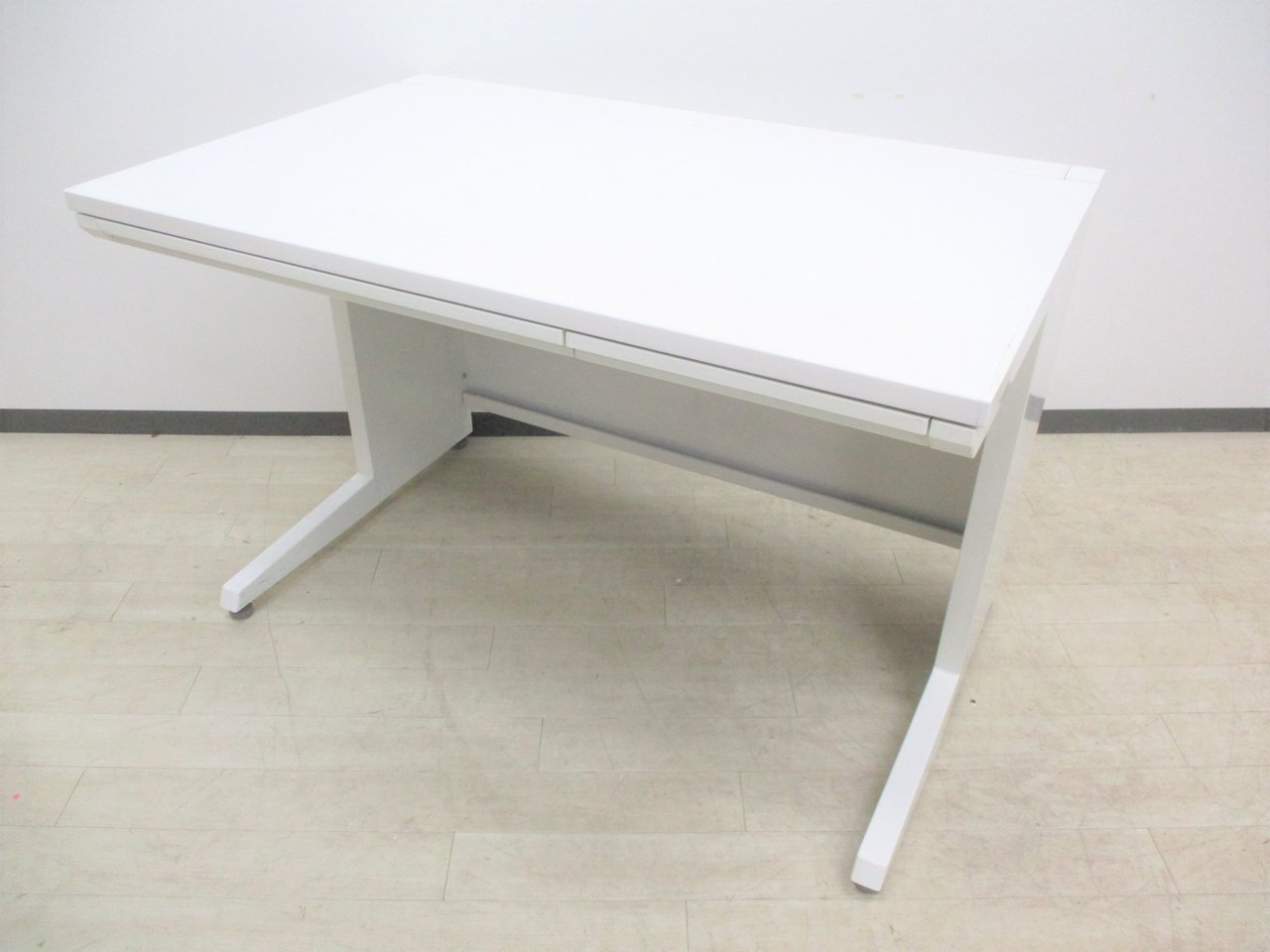 【W1100の平机】ちょうど使いやすいサイズです！国内トップメーカーオカムラ製の現行デスク
オカムラ/アドバンス/ホワイト
                        アドバンス
                                    中古
            