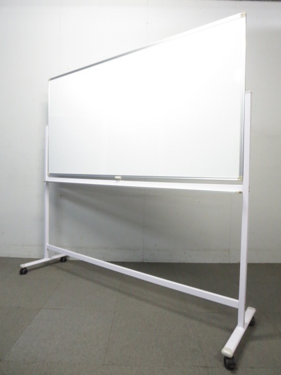 【幅広くて使いやすい！】■脚付ホワイトボード　W1800mm・両面タイプ　 ■オフィス会議の必需品！　店頭展示あり（新品取り寄せ可能）
                        その他シリーズ
                                    新古品
            