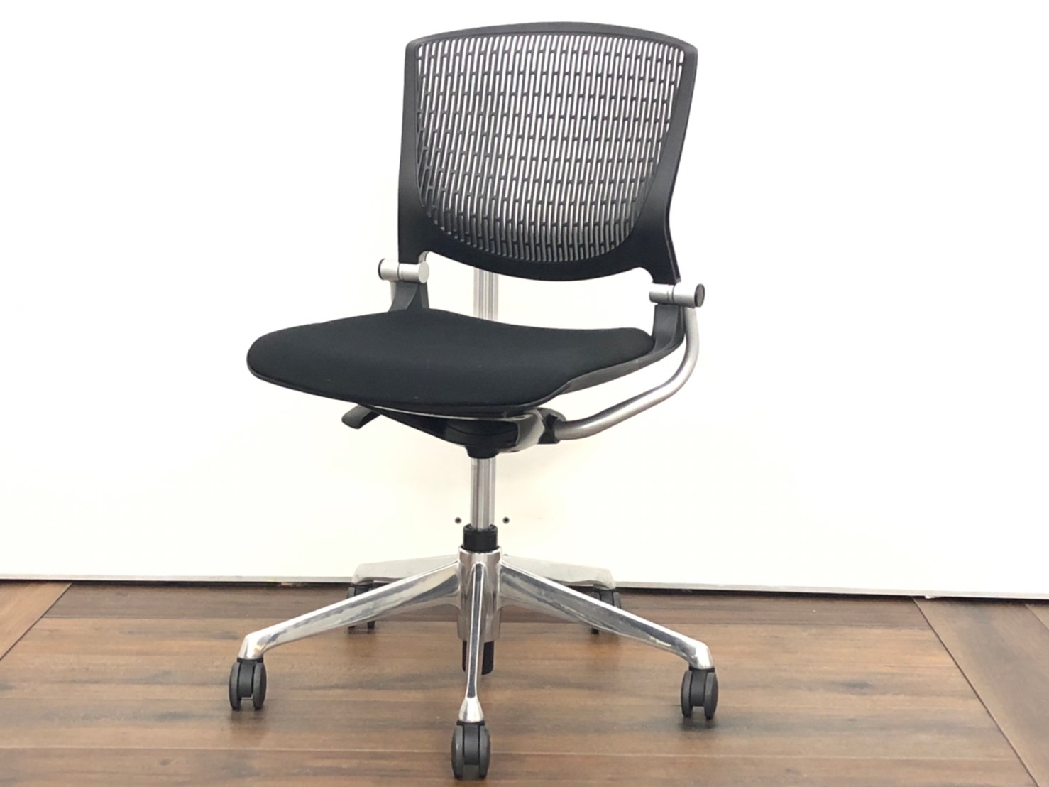 【上下昇降可能なミーティングチェア！】オカムラ　　グラータ　ブラック　ブラック　5本脚　
                        グラータチェア
                                    中古
            