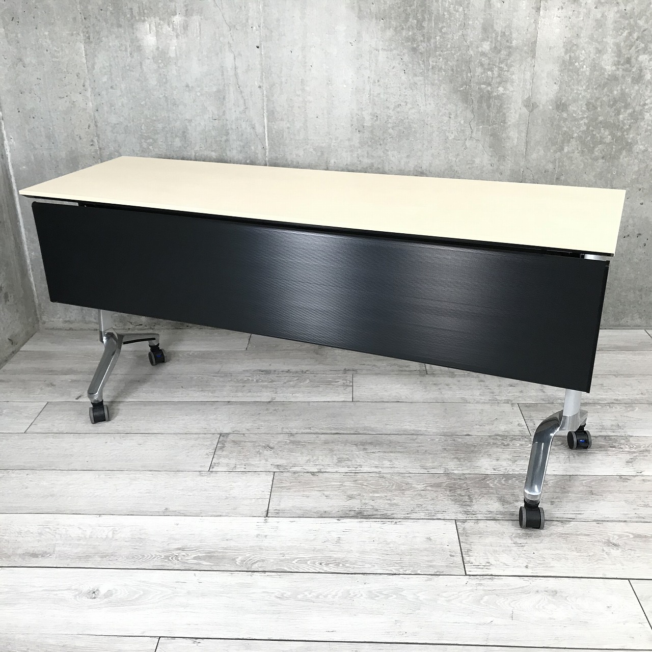 【天板淵に傷ありのためお安く！】コクヨ　スタックテーブル　ナチュラル　W1500　【収納可能なテーブル！1545】
                        その他シリーズ
                                    中古
            