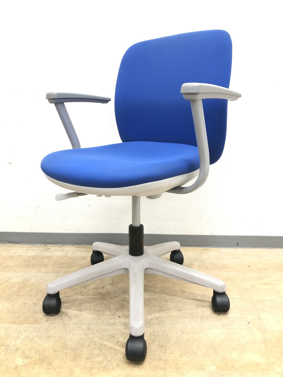 【三次曲面を生かしたフォルム！】◆ウチダ(UCHIDA)製　エニーザチェア　ブルー【コンパクト設計】
                        エニーザ
                                    中古
            